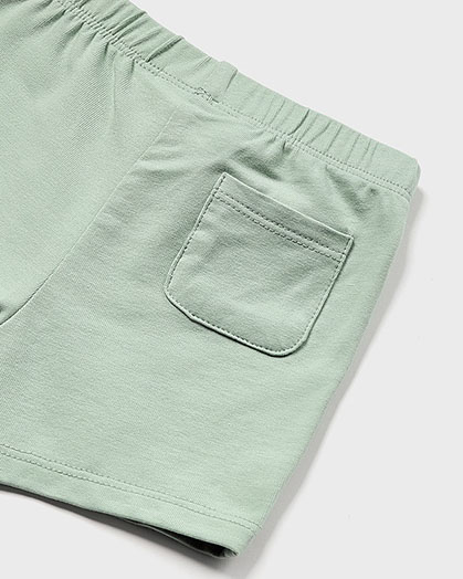 Completo composto da t-shirt bianca a mezza manica con patch cavallino e bermuda salvia 4-12 mesi