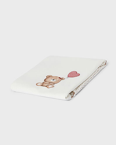 Copertina bianca in fantasia micro cuori e stampa orsetto