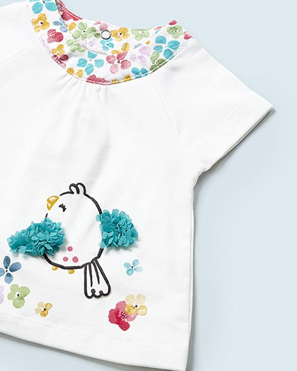 Completo composto da t-shirt mezza manica e short in fantasia fiori e uccellini 6-18 mesi image