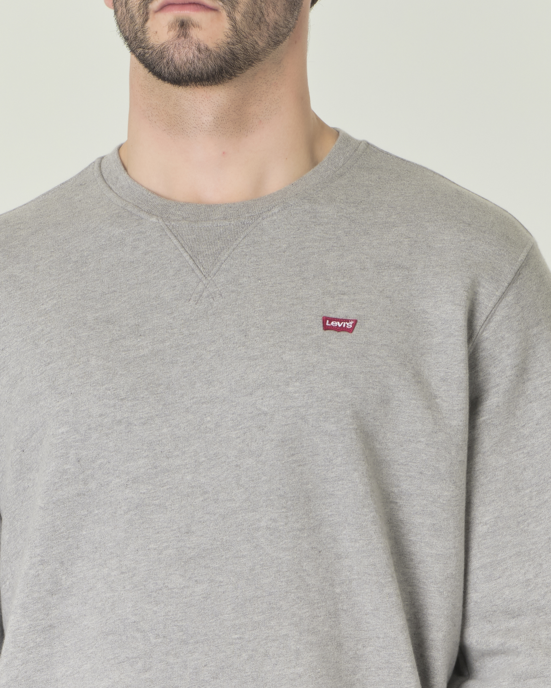 Felpa girocollo Levi's grigia in puro cotone con mini logo batwig rosso ricamato sul petto image
