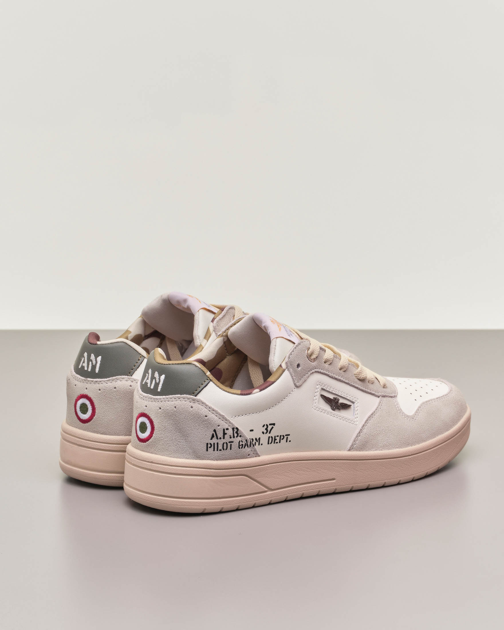 Sneakers da donna bianche in pelle con dettagli laminati