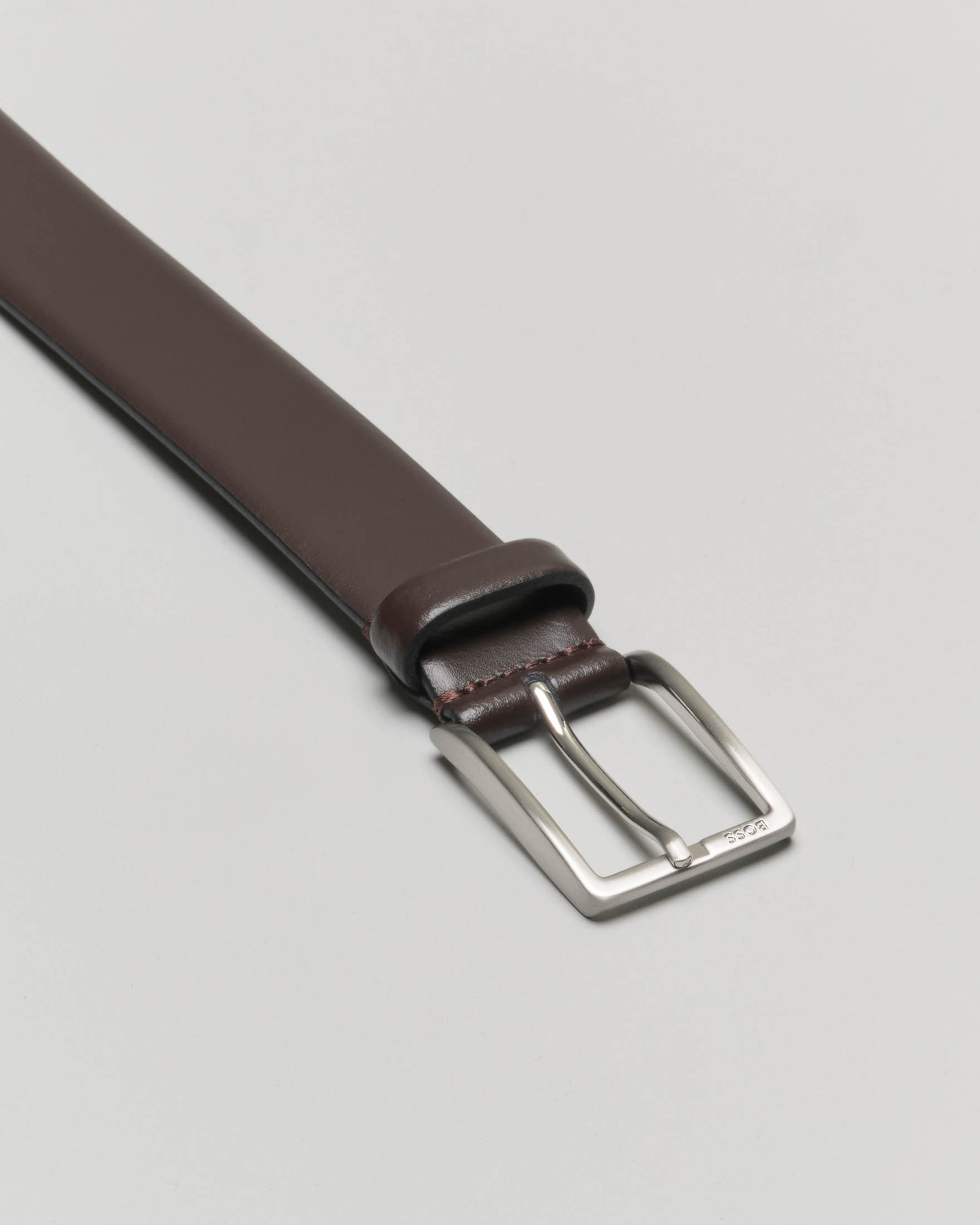 Cintura Boss testa di moro in pelle con fibbia argento quadrata image