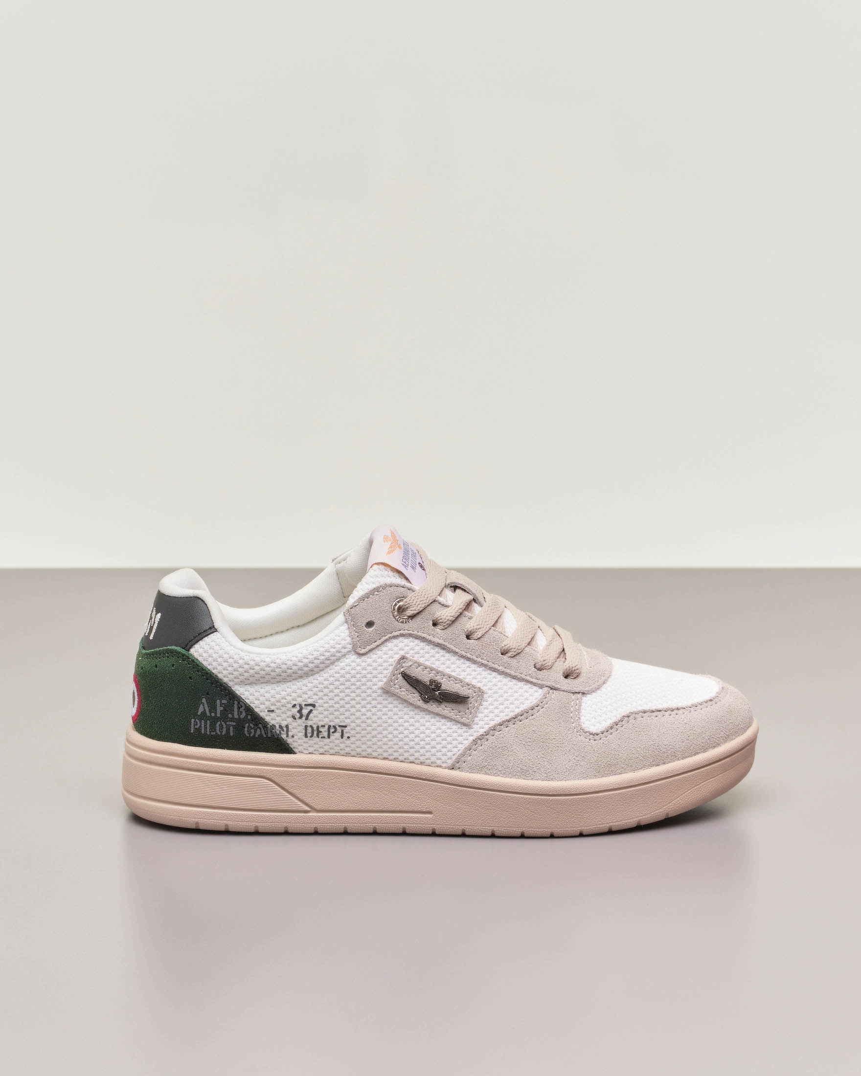 Sneakers bianche in mesh con inserti in pelle scamosciata beige e verdi