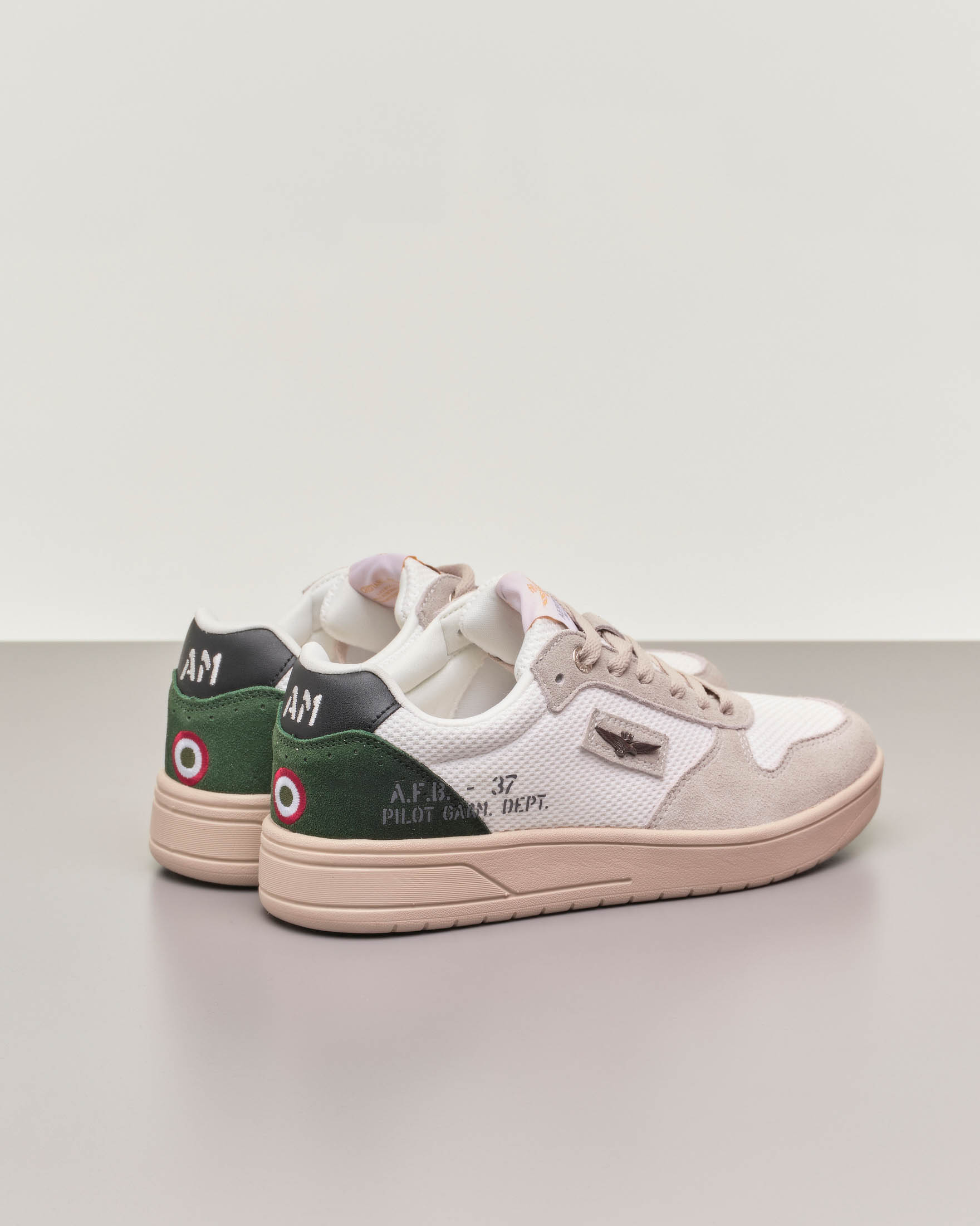 Sneakers bianche in mesh con inserti in pelle scamosciata beige e