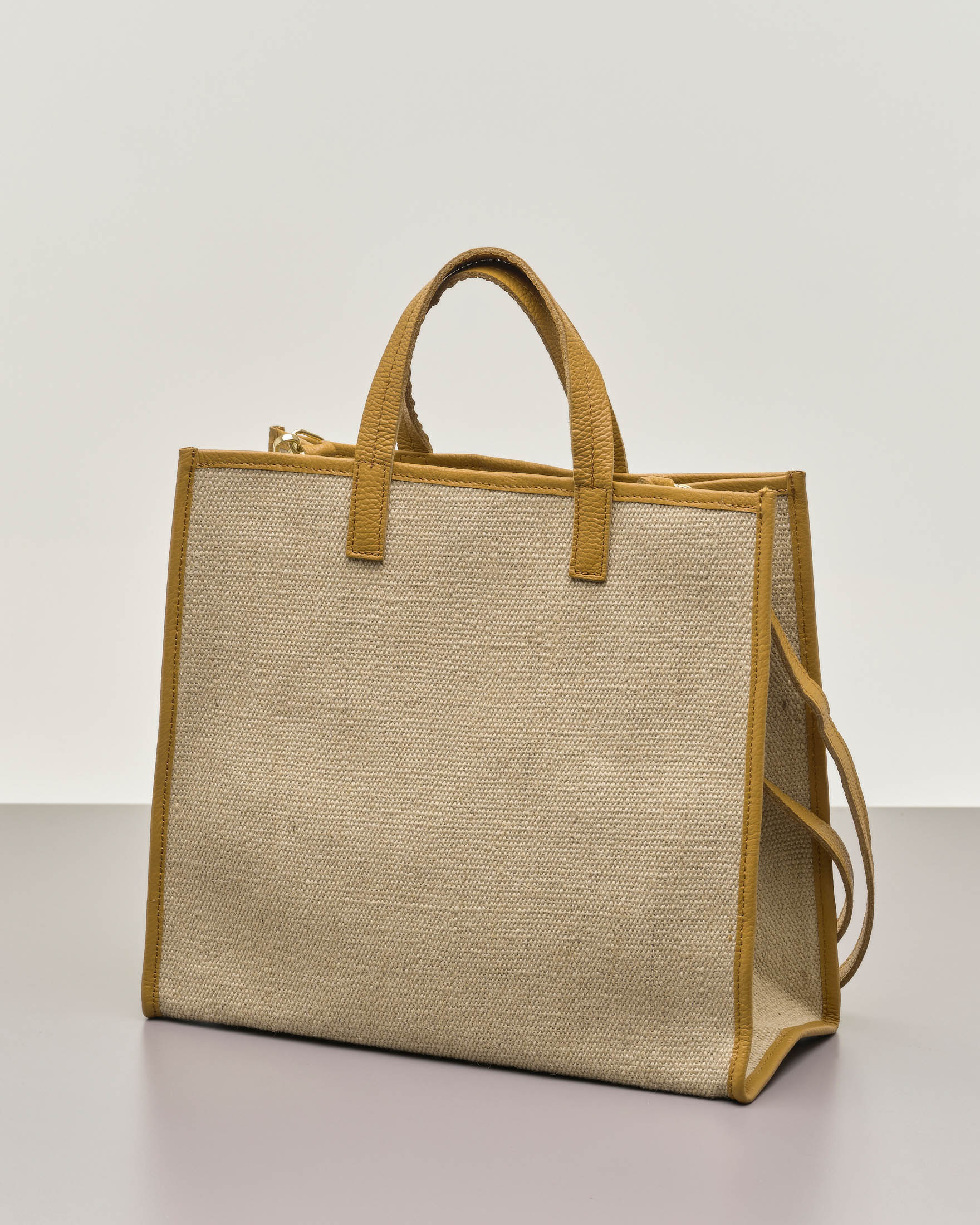 Shopping bag in juta color naturale con profili in pelle neri e