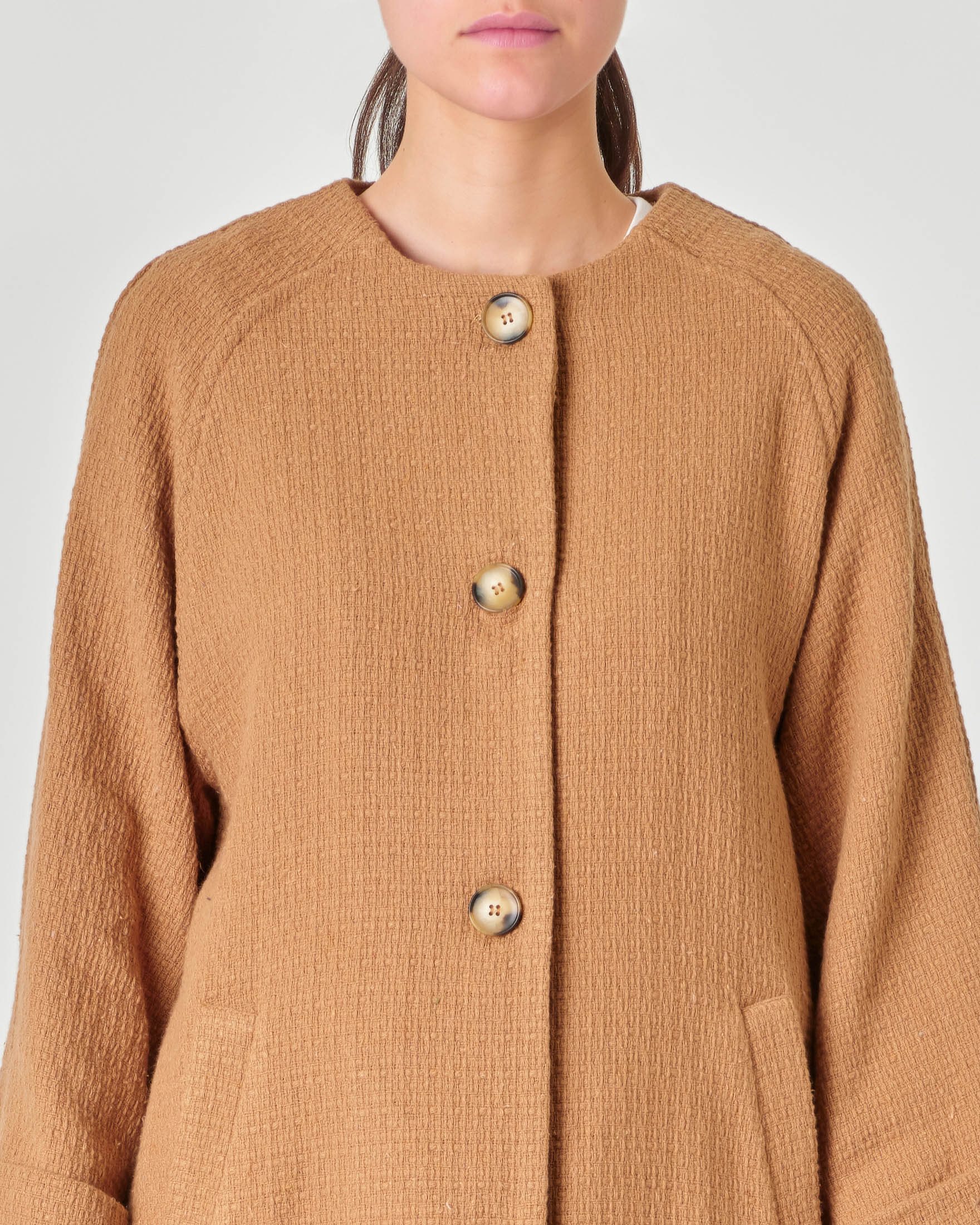Caban color cammello dalla linea a uovo in misto cotone effetto stuoia con risvolto sui polsini image
