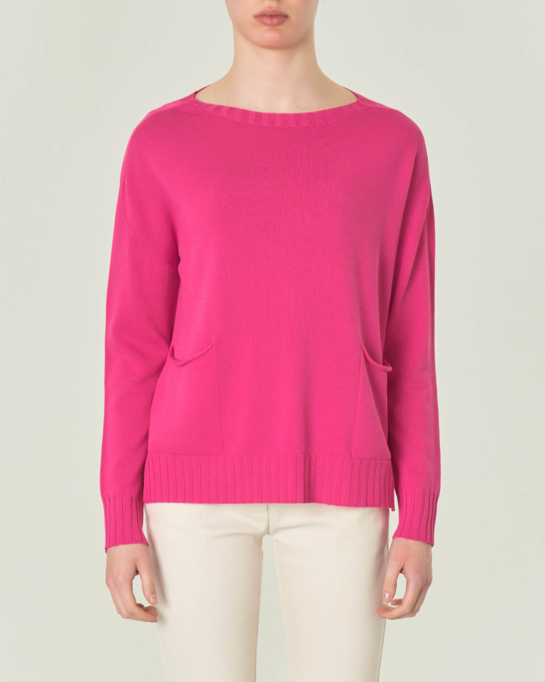 Maglia fucsia in viscosa con scollo a barchetta e tasche applicate al fondo