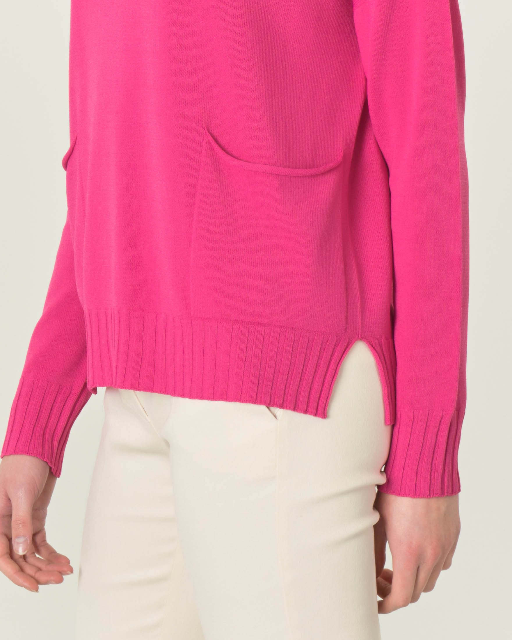 Maglia fucsia in viscosa con scollo a barchetta e tasche applicate al fondo image