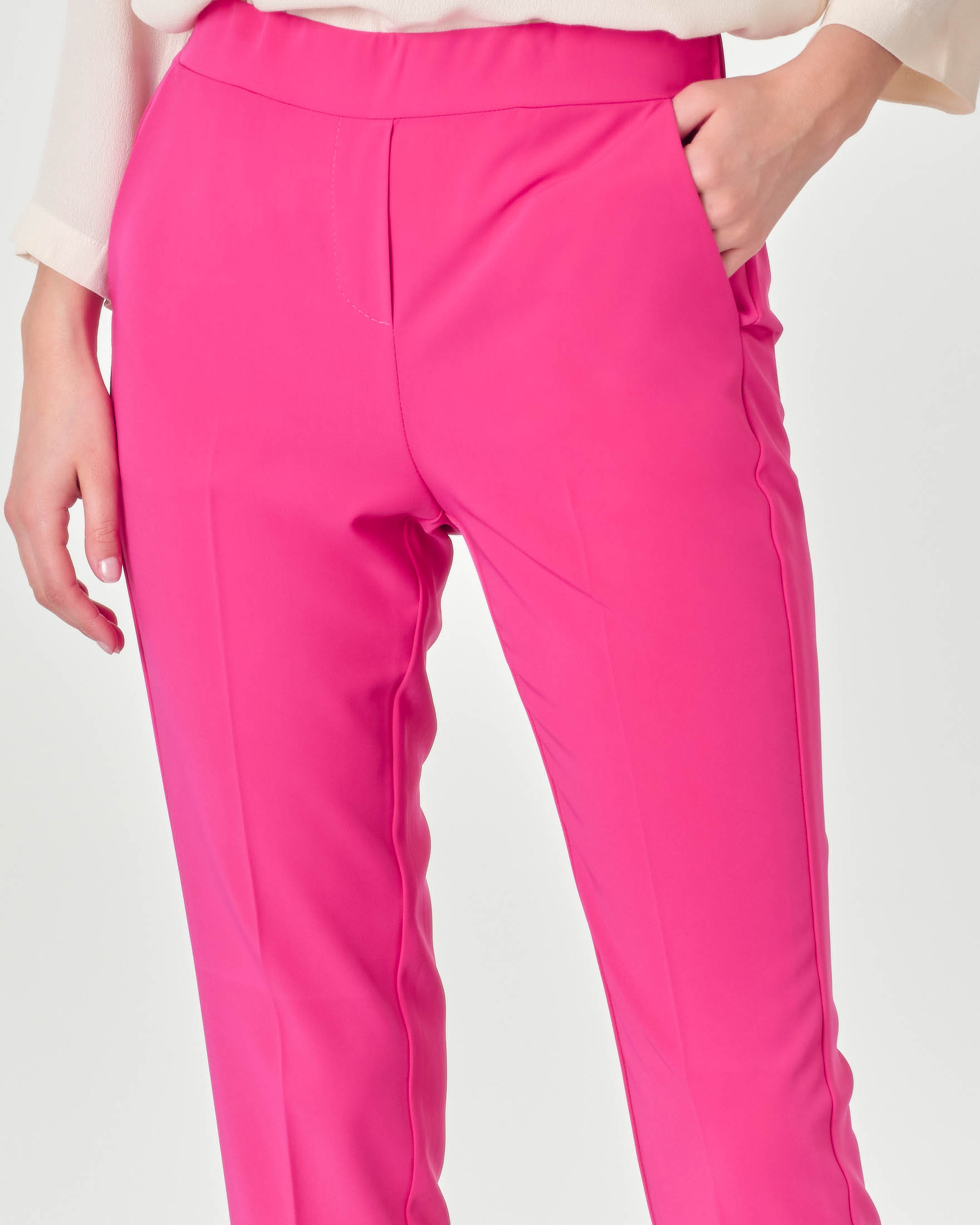 Pantaloni color fucsia in tessuto tecnico stretch con elastico inserito in vita image