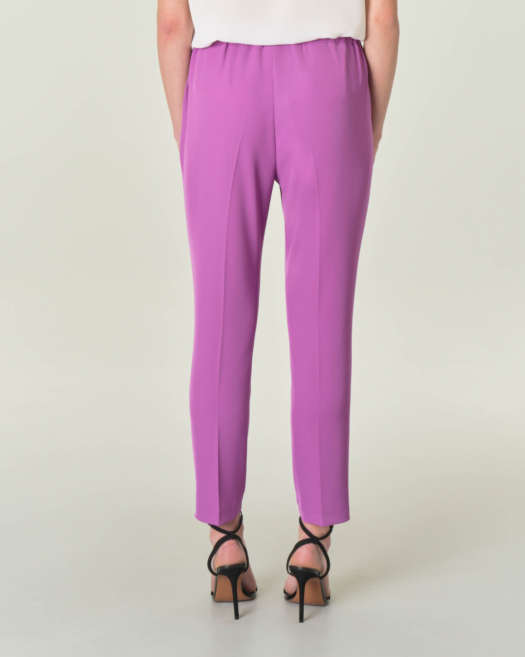 Pantaloni color ciclamino in tessuto tecnico stretch con elastico inserito in vita