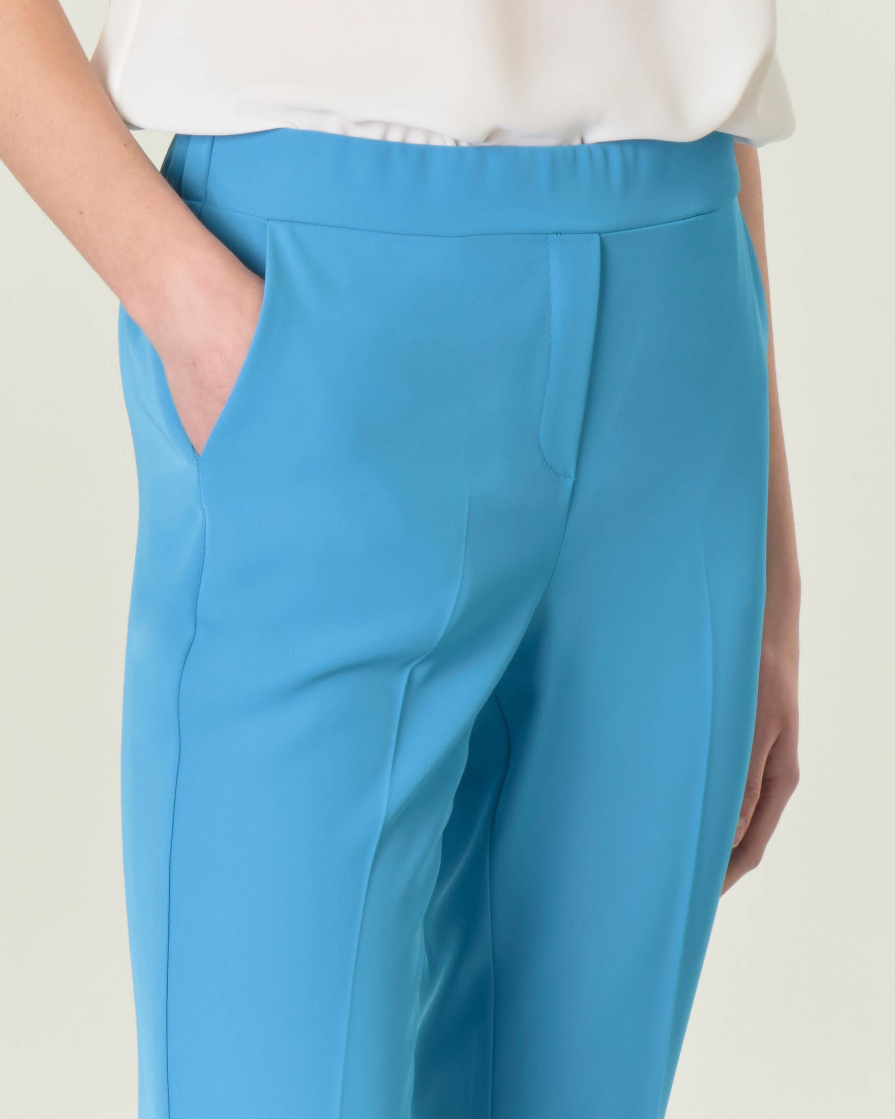 Pantaloni turchesi in tessuto tecnico stretch con elastico inserito in vita