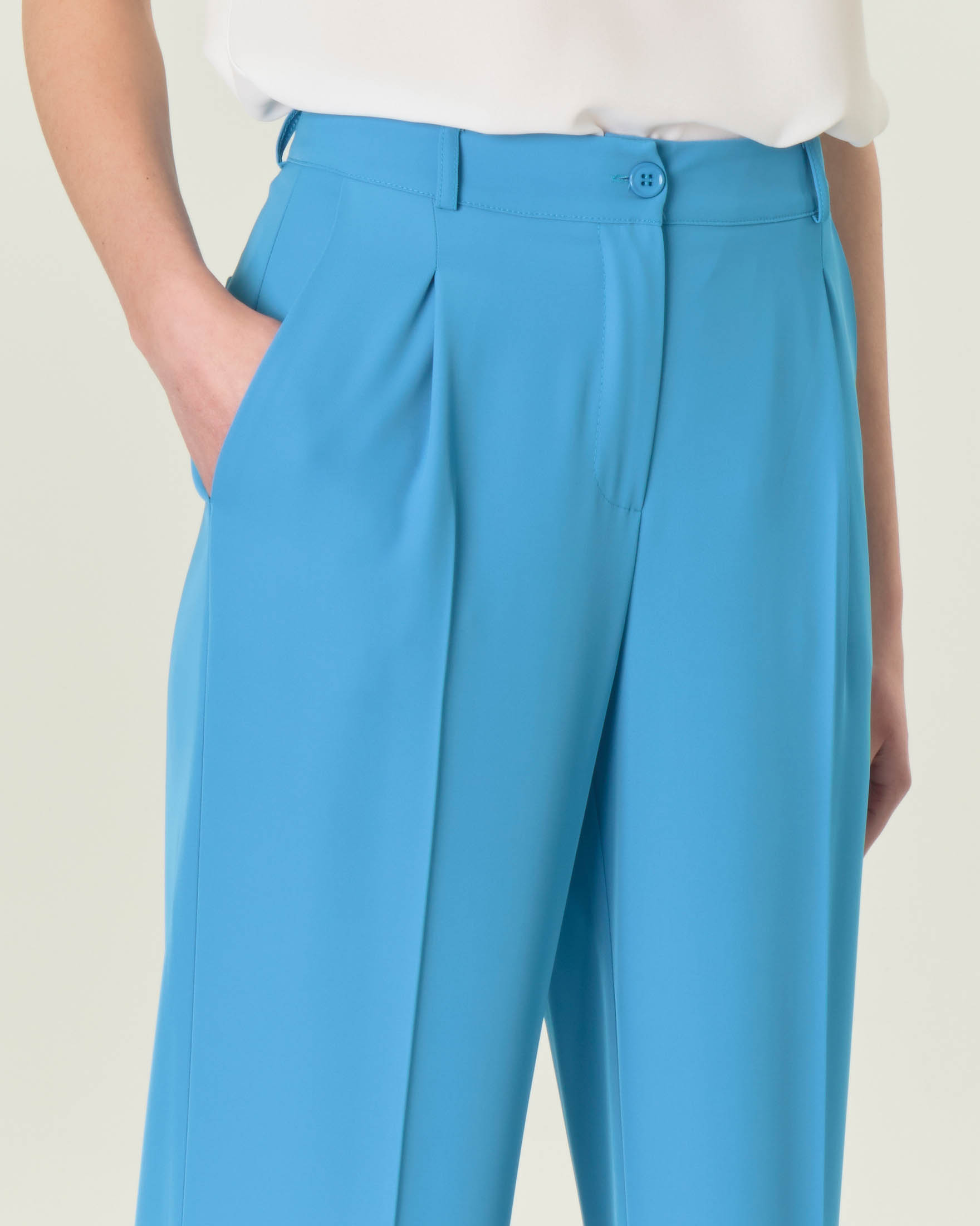 Pantaloni straight turchesi in tessuto stretch fluido con pinces in vita image