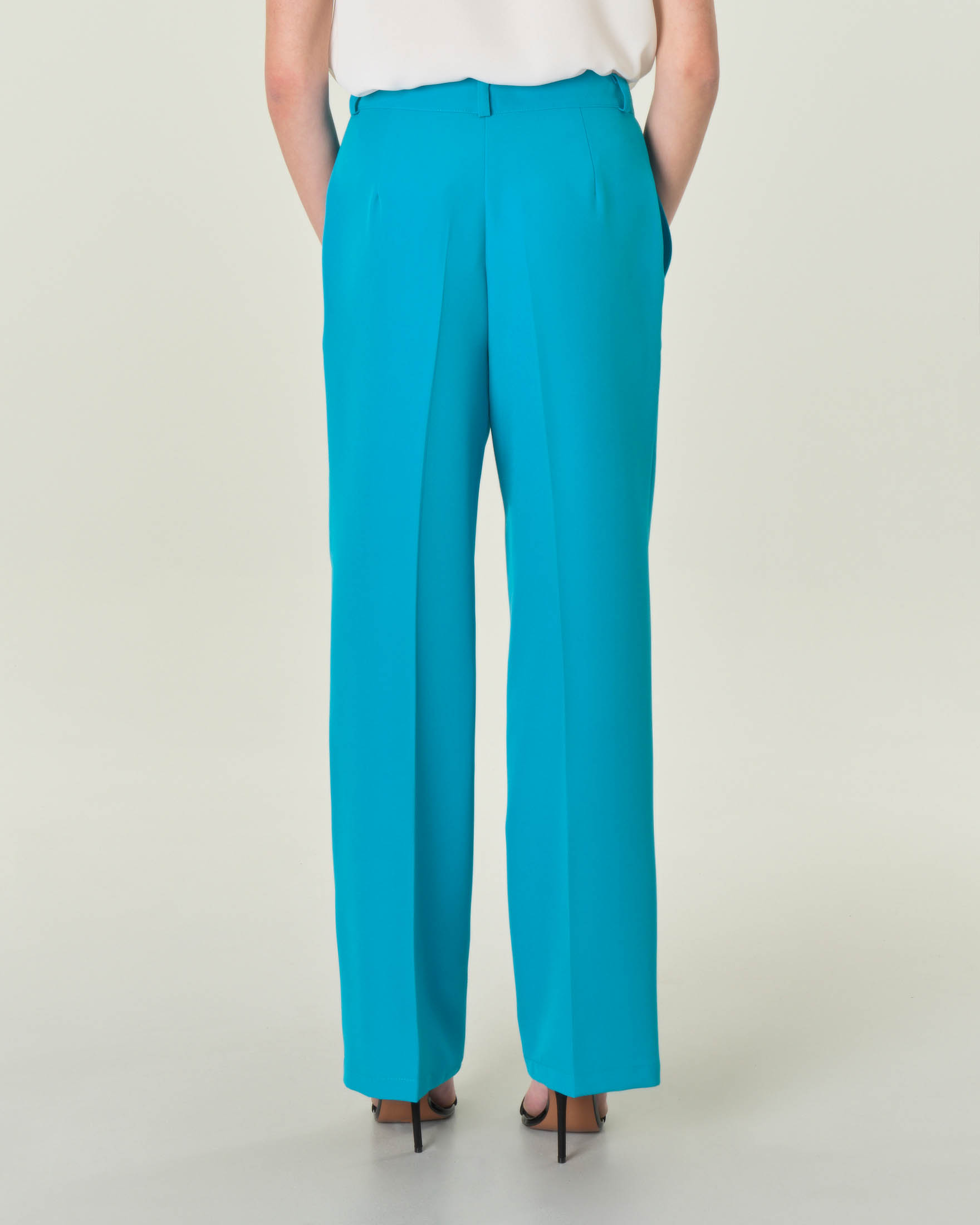 Pantaloni turchesi in tessuto tecnico stretch con piega stirata
