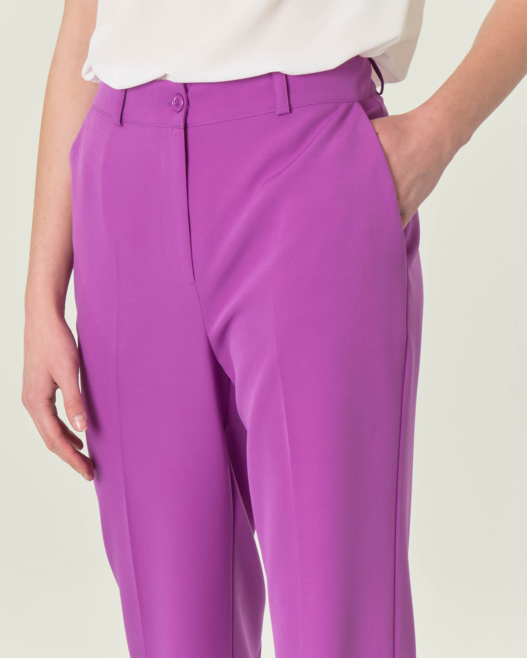 Pantaloni color ciclamino in tessuto tecnico stretch con piega stirata