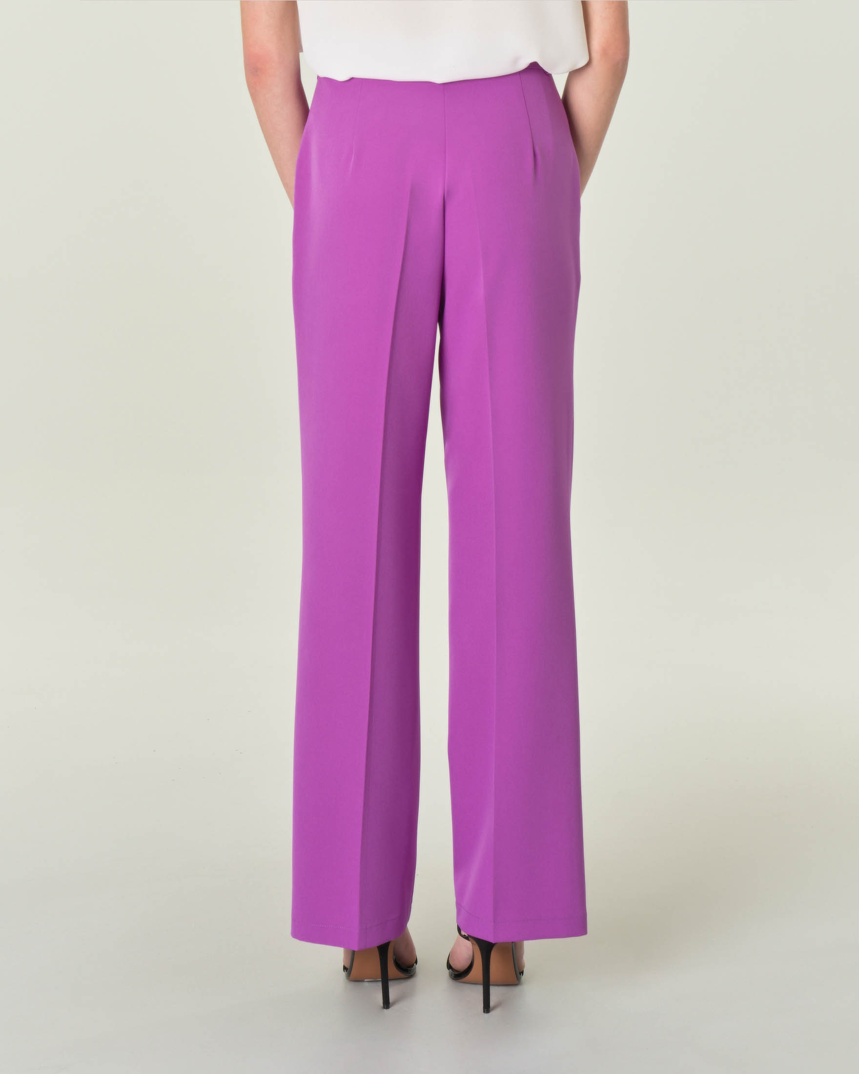 Pantaloni color ciclamino in tessuto tecnico stretch con piega stirata