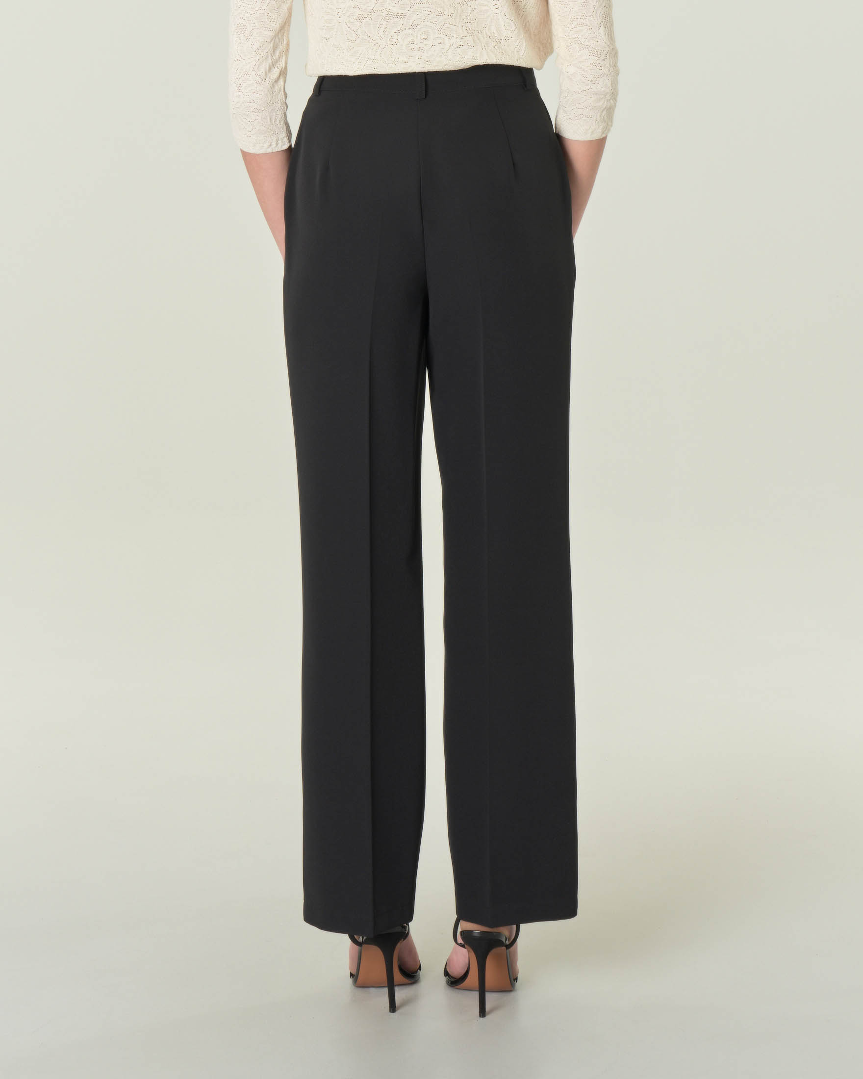 Pantaloni neri in tessuto tecnico stretch con piega stirata