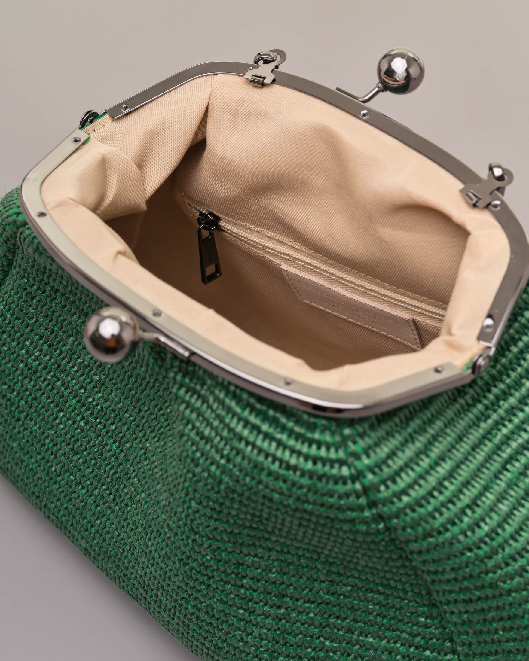 Borsa grande verde in raffia con chiusura a clip in metallo con tracolla a  catena removibile