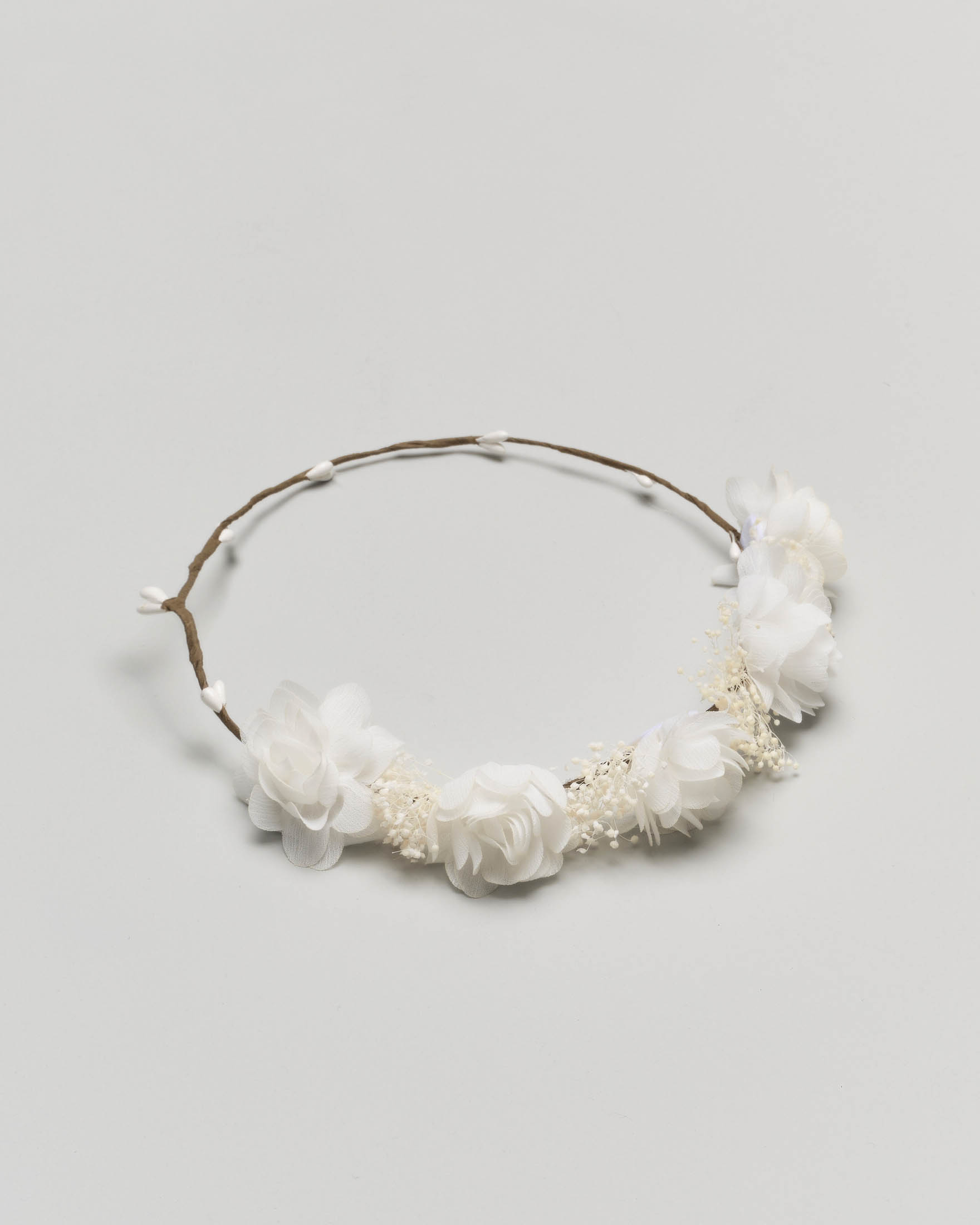 Coroncina con fiori bianchi in tulle