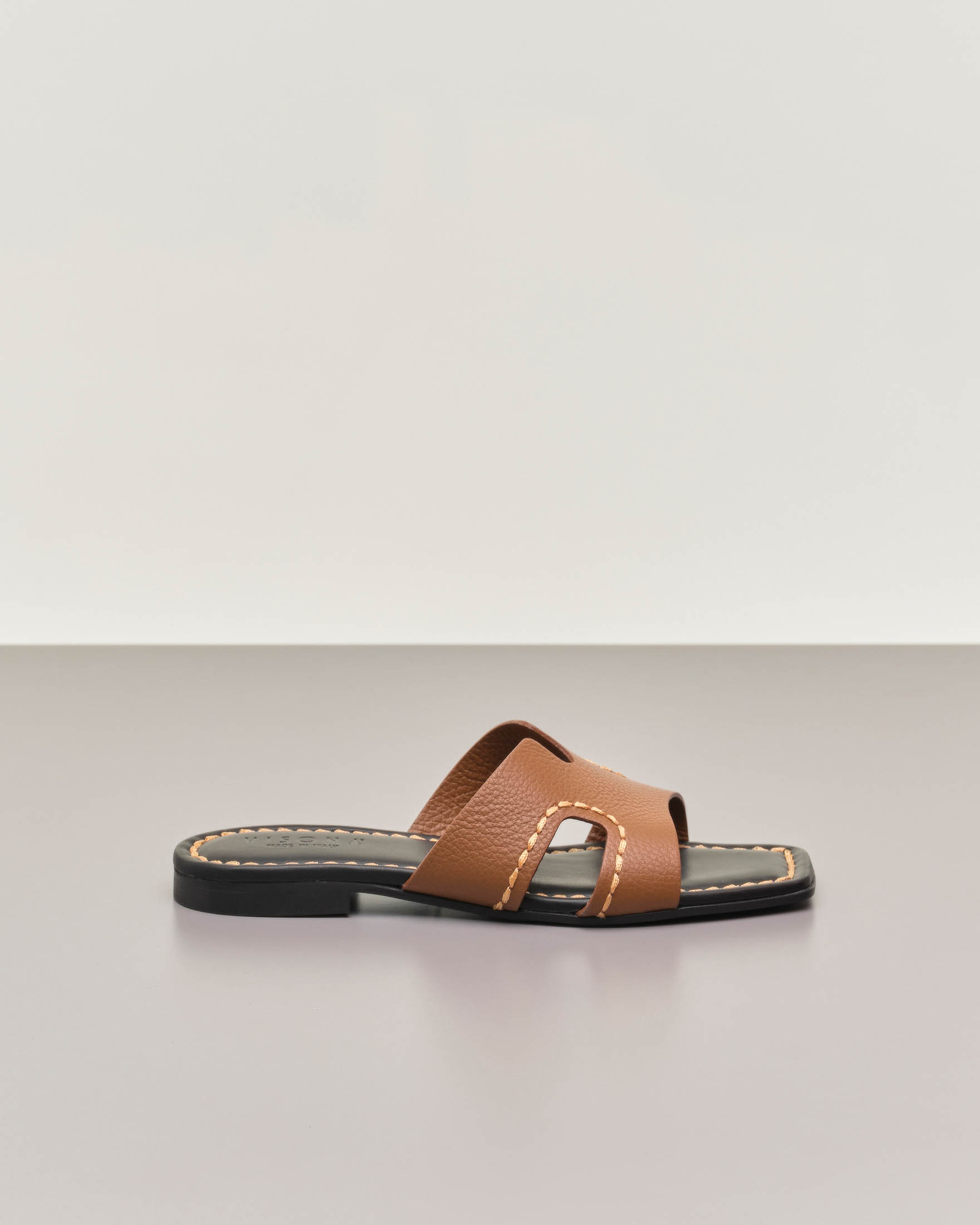 Sandali color cuoio in pelle martellata con fascia ad H e impuntura a contrasto