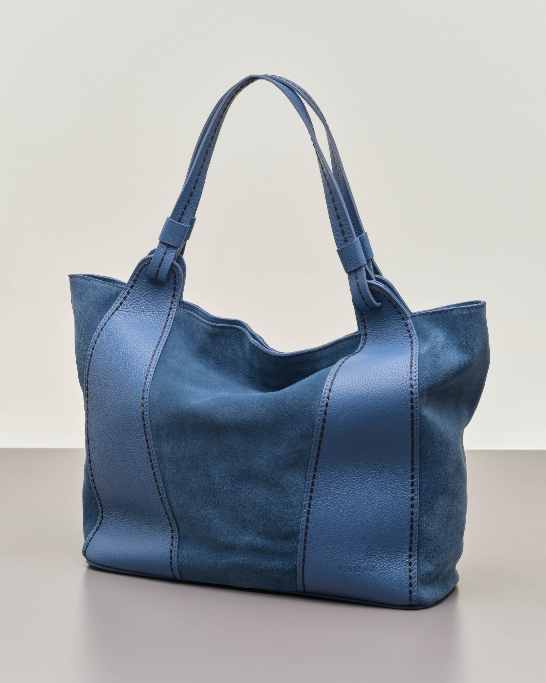 Shopping bag color ceruleo in camoscio con inserti in pelle martellata e impunture a contrasto