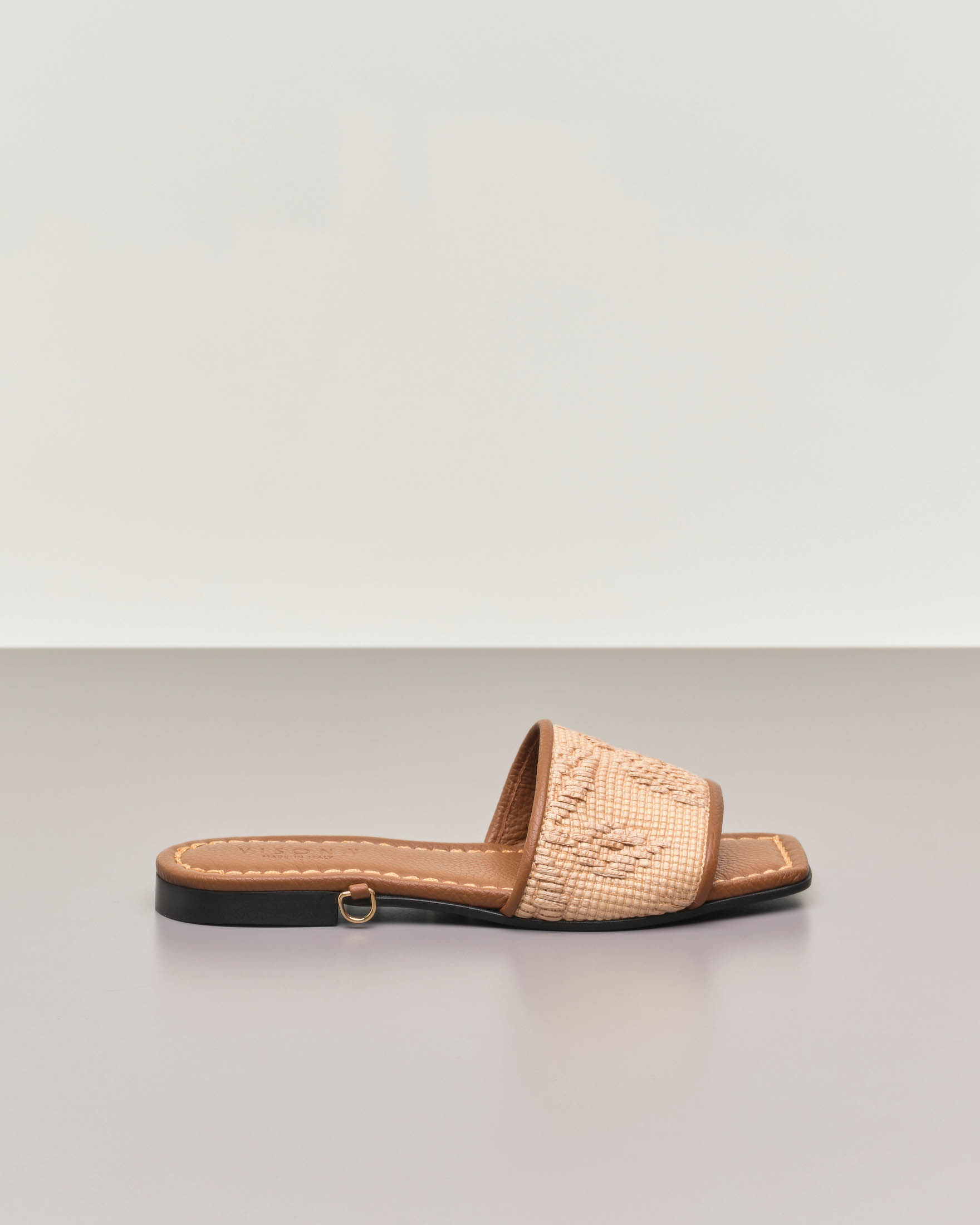 Sandali color cuoio in pelle martellata con fascia in rafia a fantasia e lacci rimovibili