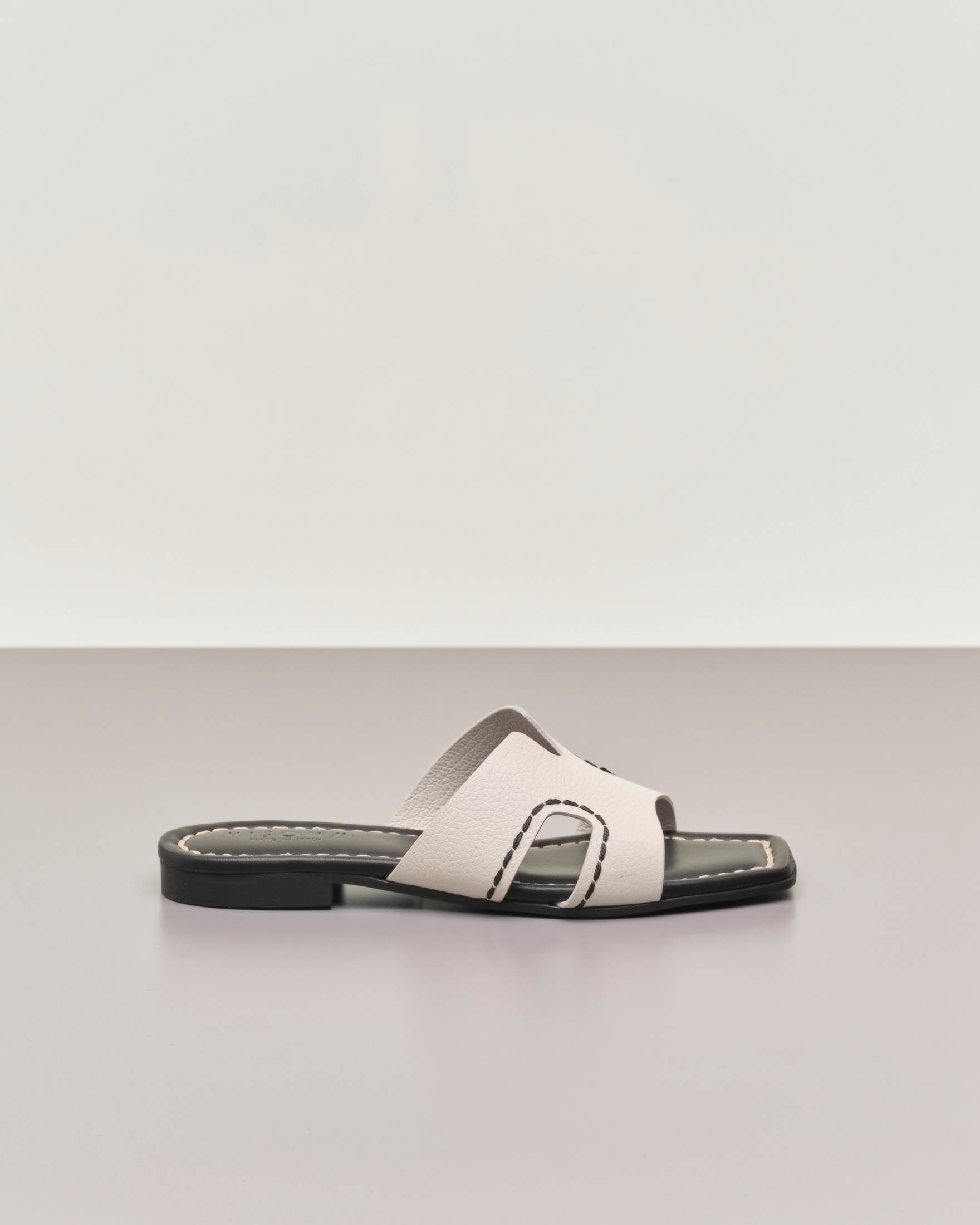 Sandali color avorio in pelle martellata con fascia ad H e impuntura nera