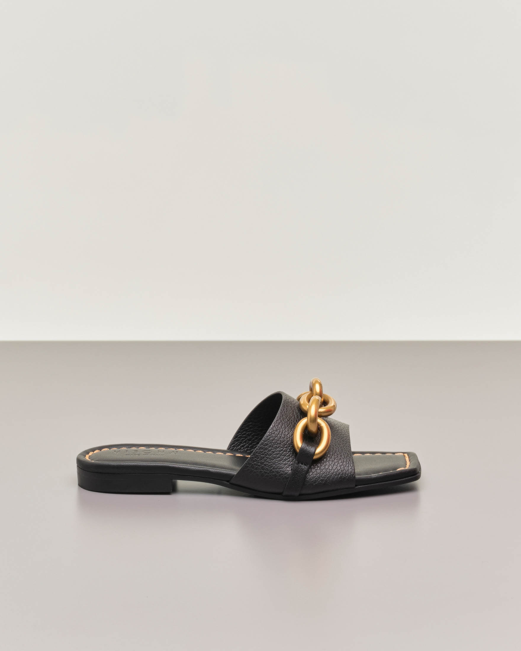 Sandali neri in pelle martellata con catena dorata applicata sulla fascia