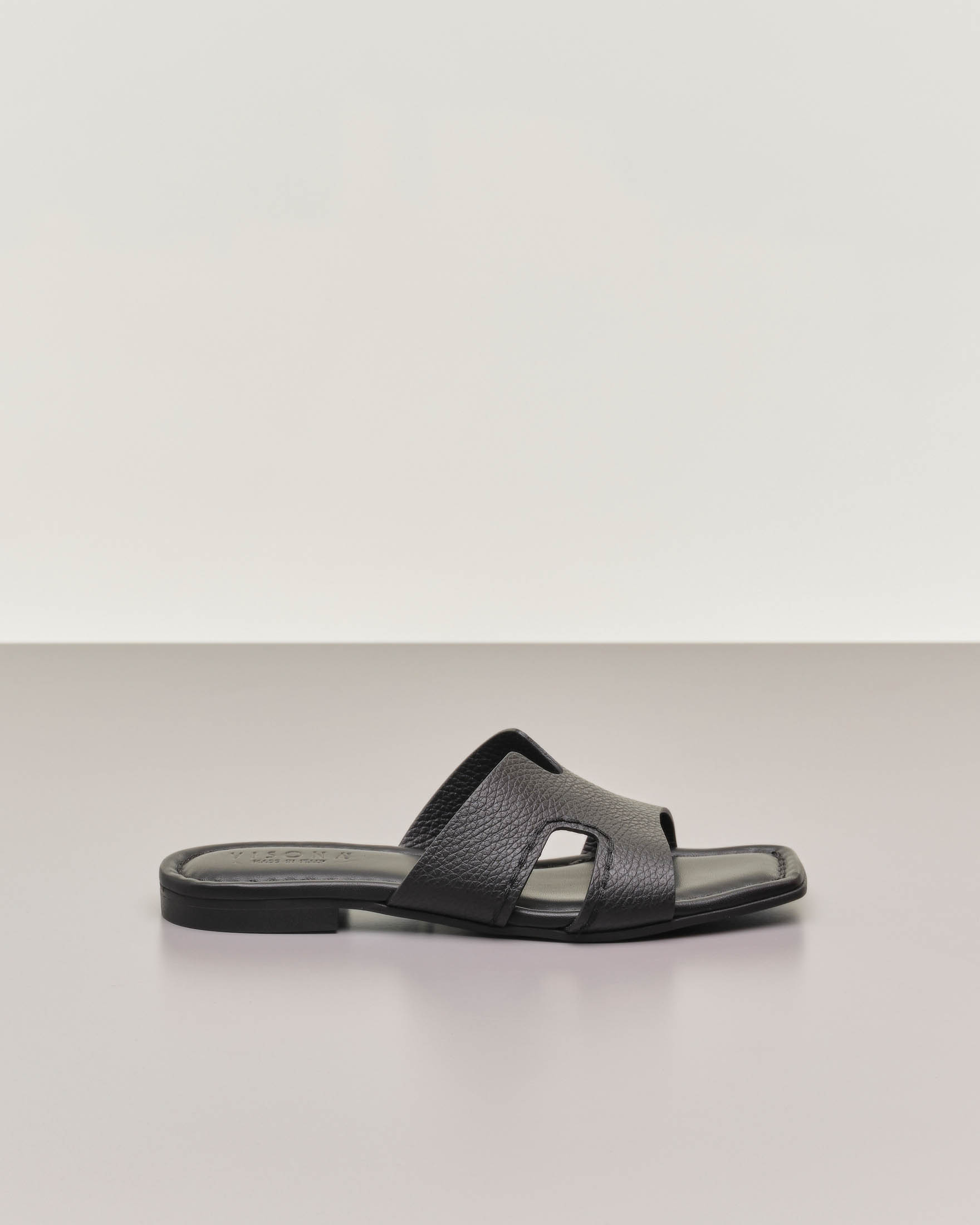 Sandali neri in pelle martellata con fascia ad H e impuntura in tono