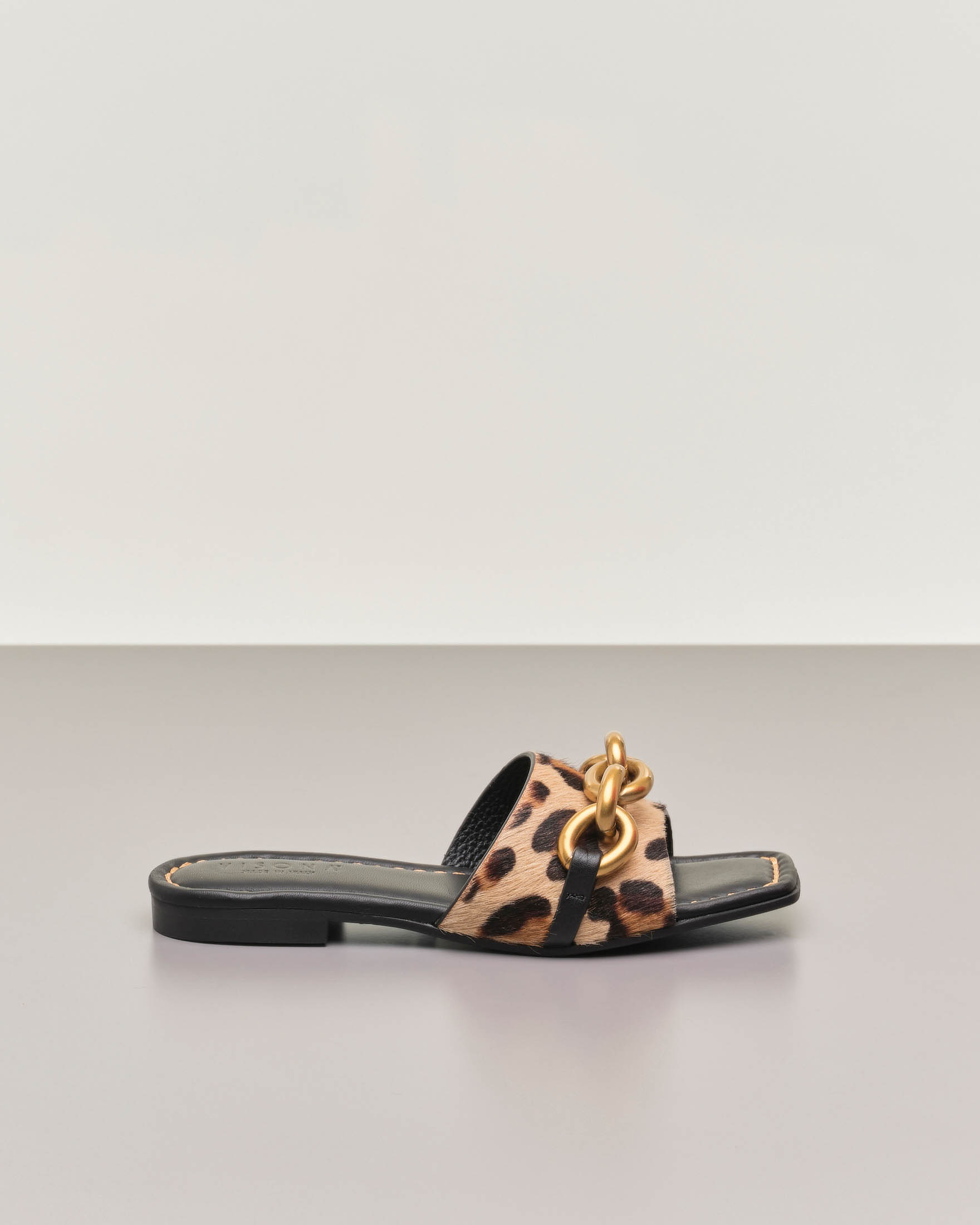 Sandali in cavallino a fantasia animalier con catena dorata applicata sulla fascia