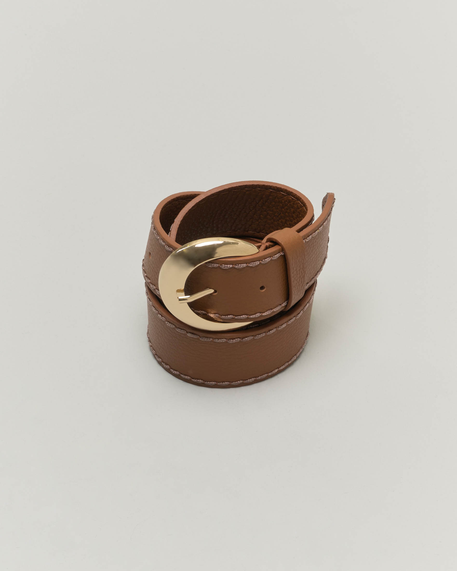 Cintura color cuoio in pelle martellata con impunture e fibbia rotonda a specchio dorata