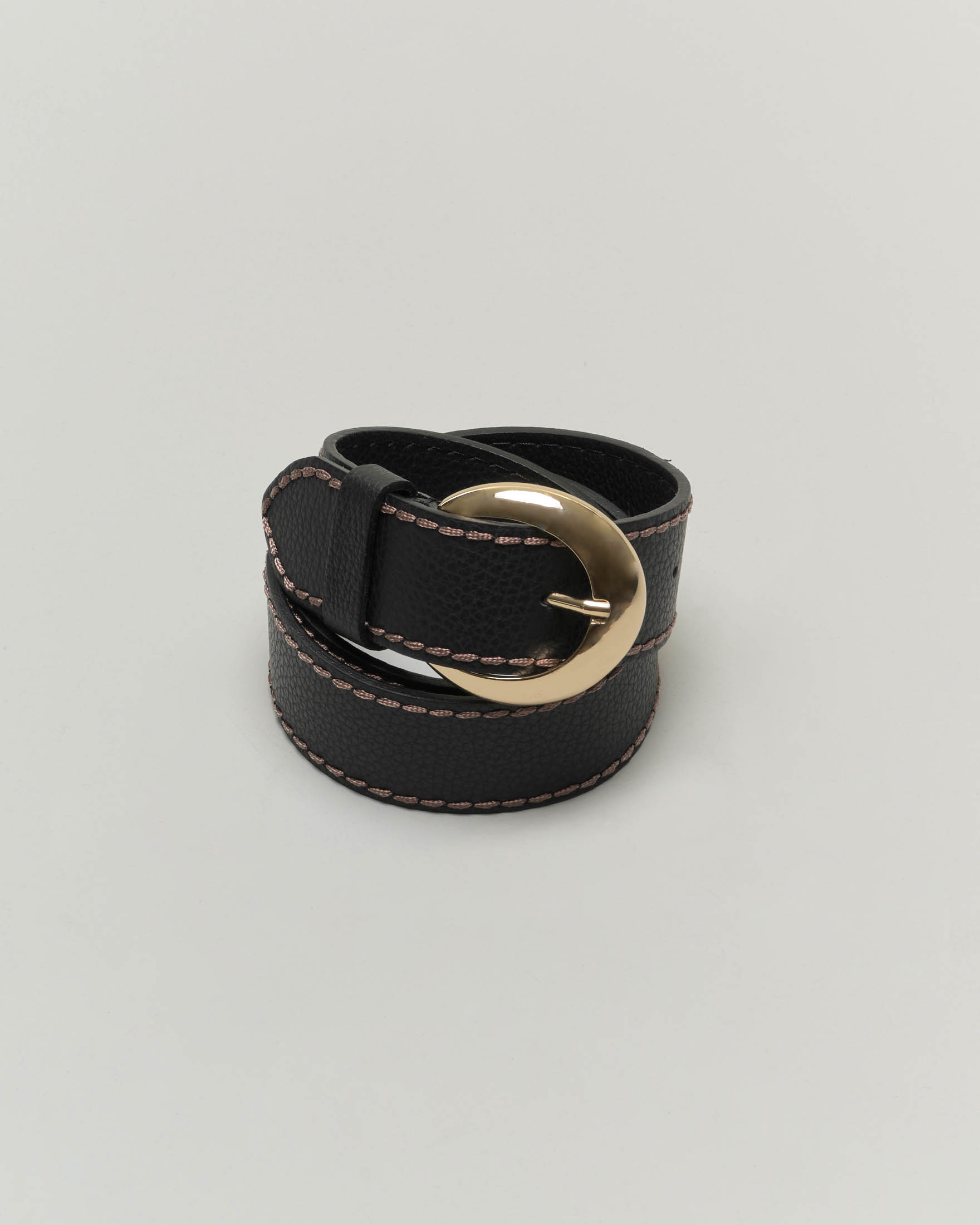 Cintura nera in pelle martellata con impunture e fibbia rotonda a specchio dorata