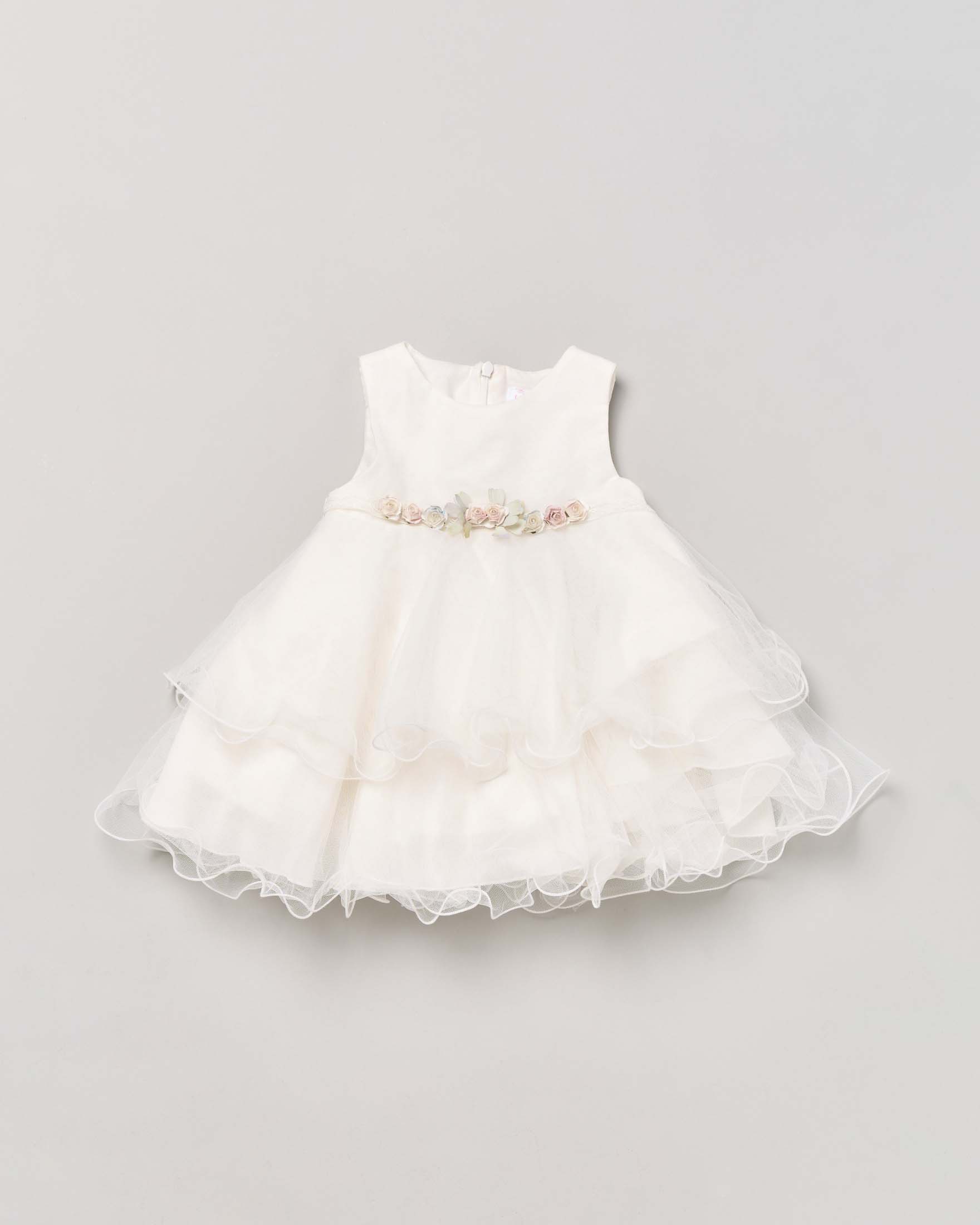 Abito smanicato bianco in tulle a balze con applicazione floreale
