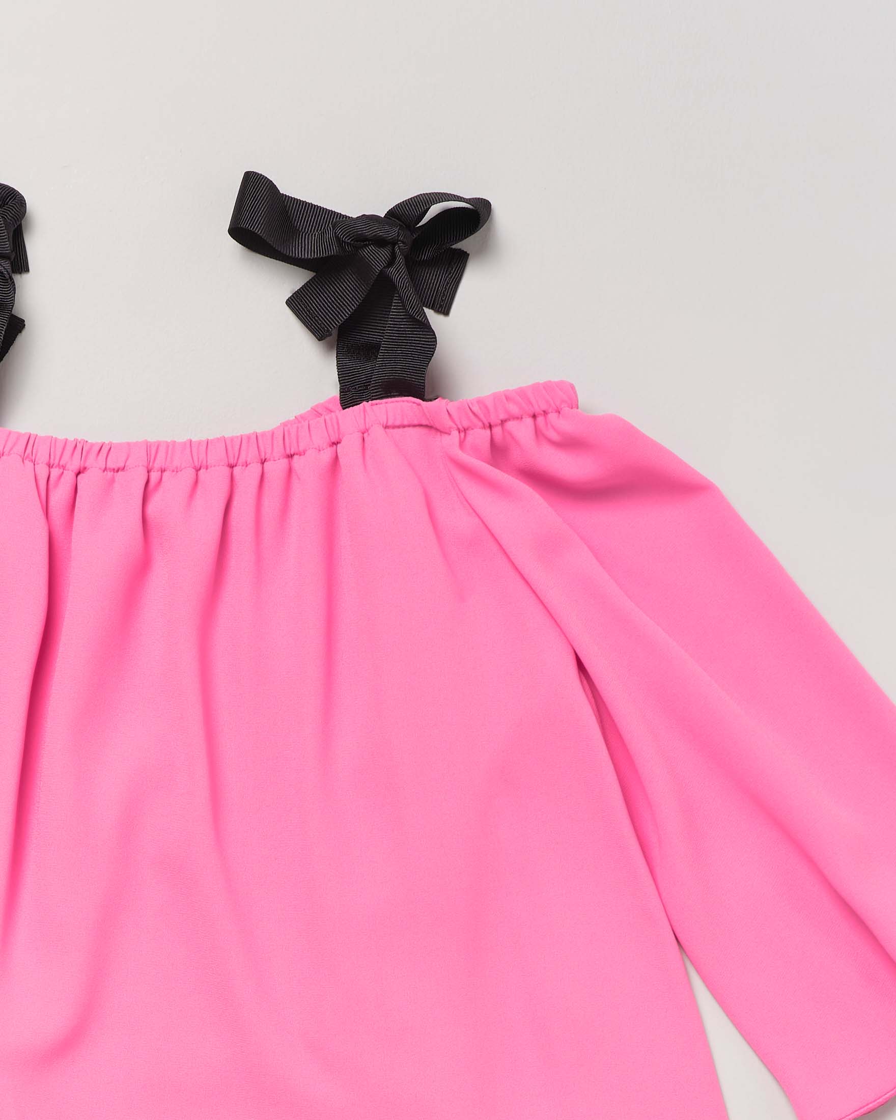 Blusa fucsia a spalla scoperta con spalline nere annodabili a fiocco 36-38 image