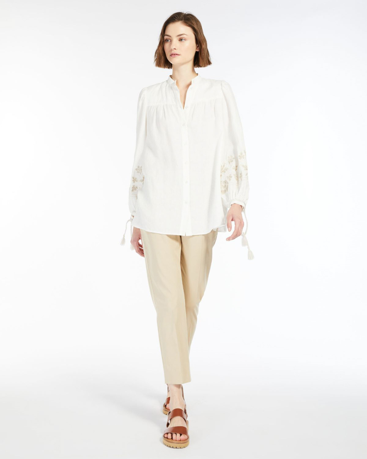 Pantaloni color sabbia a gamba dritta semiaderenti in gabardina di cotone stretch con piega stirata