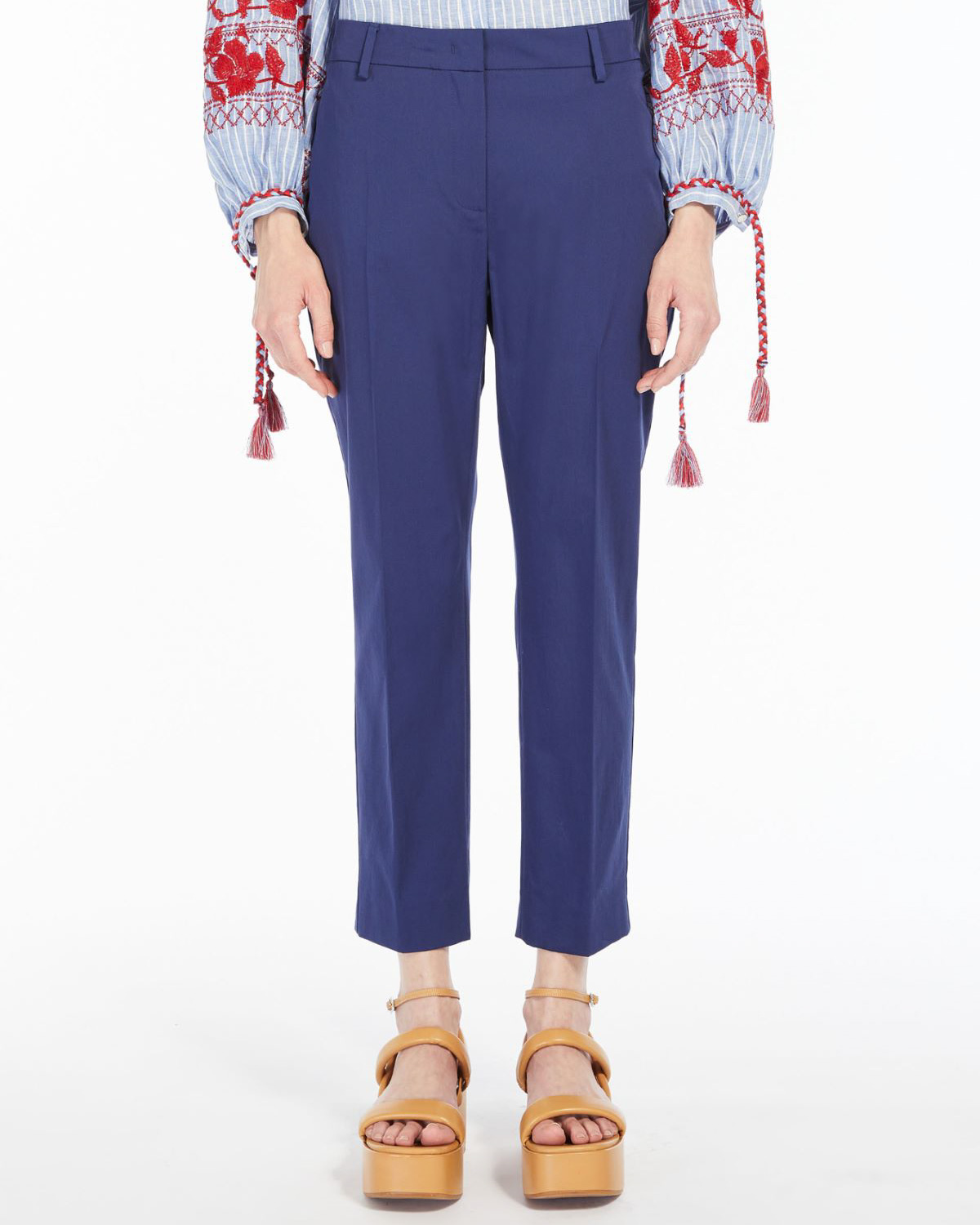 Pantaloni blu a gamba dritta semiaderenti in gabardina di cotone stretch con piega stirata image