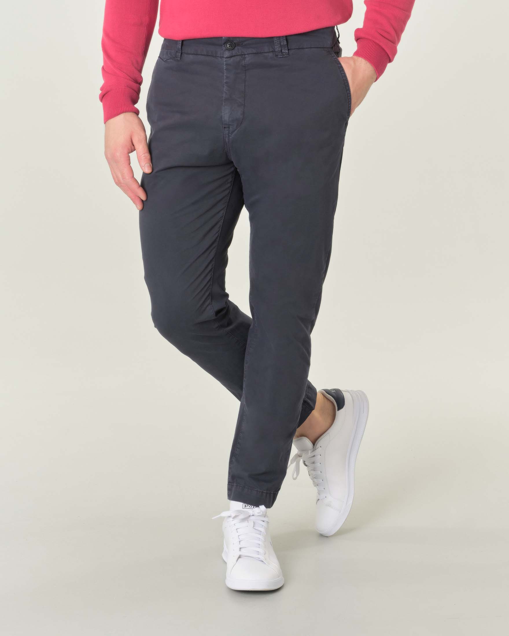 Pantalone chino tapered blu in gabardina di cotone stretch
