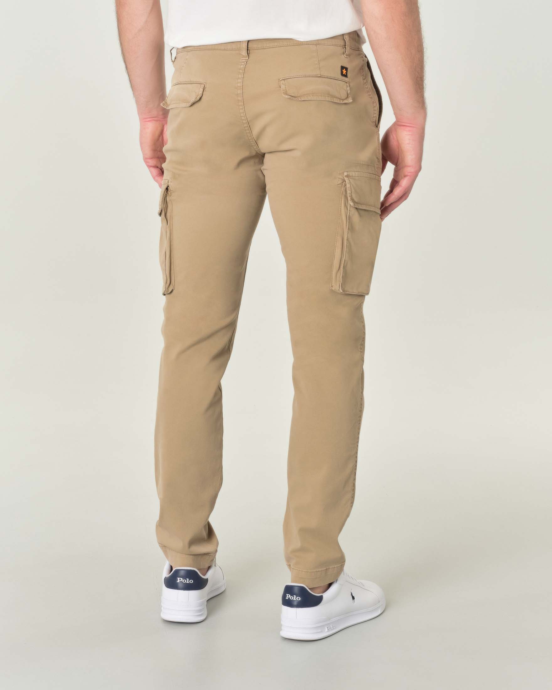 Pantalone cargo beige in gabardina di cotone stretch
