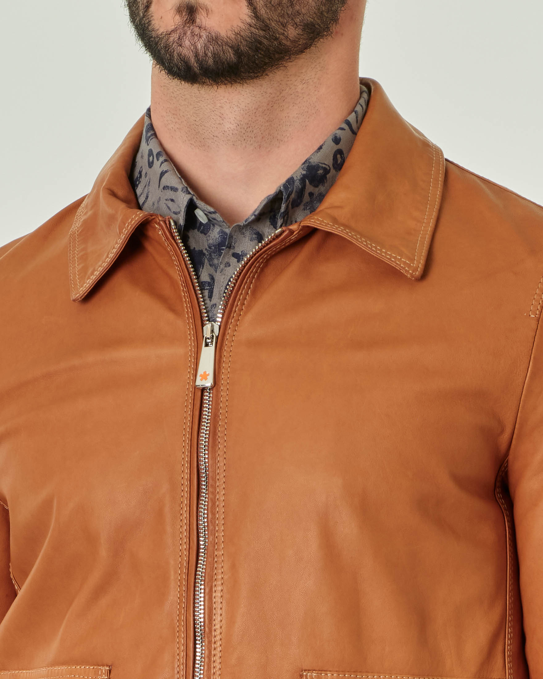 Giubbino color cuoio in pelle con tasche applicate image