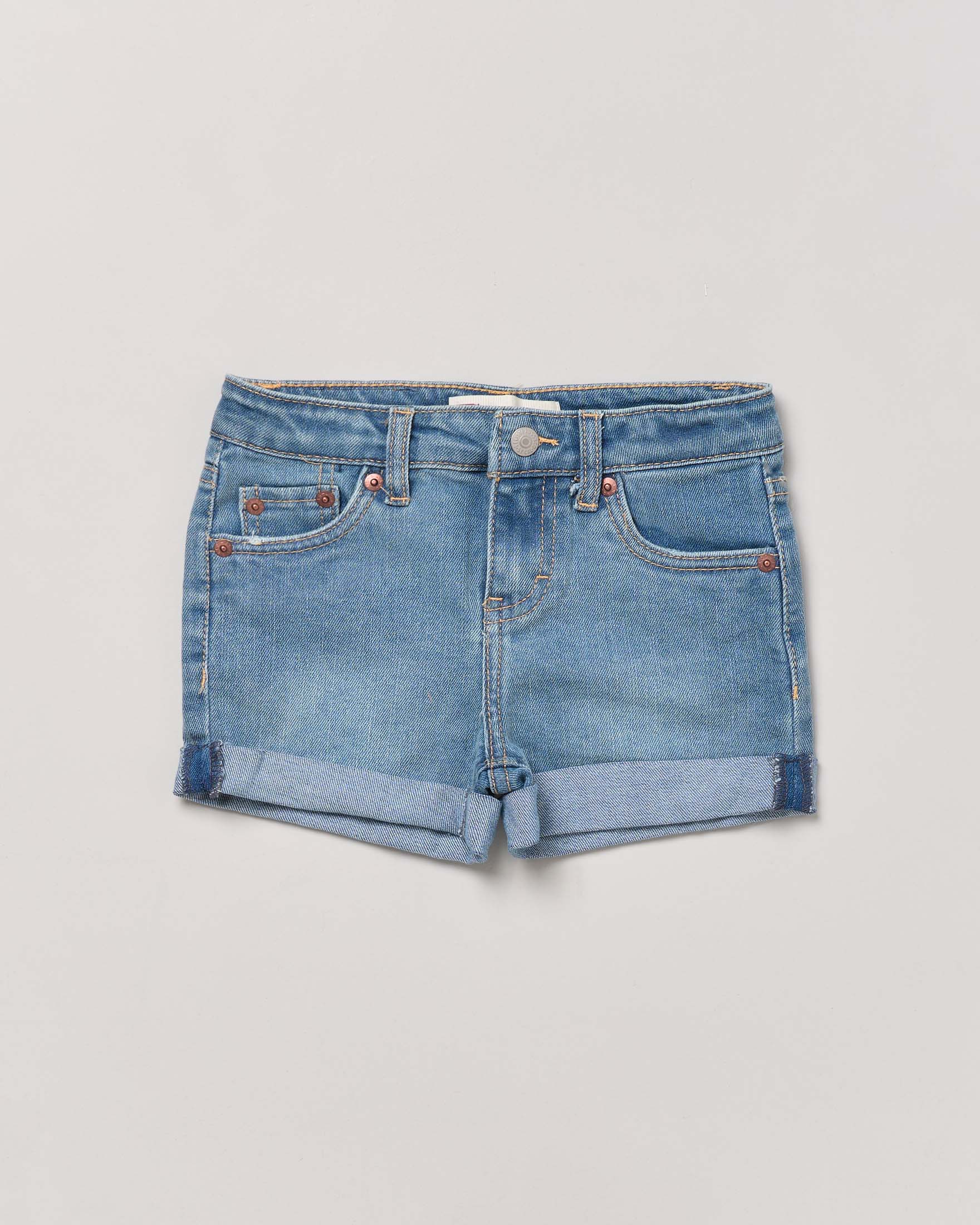 Short in denim blu lavaggio medio stone washed con risvolto al fondo 