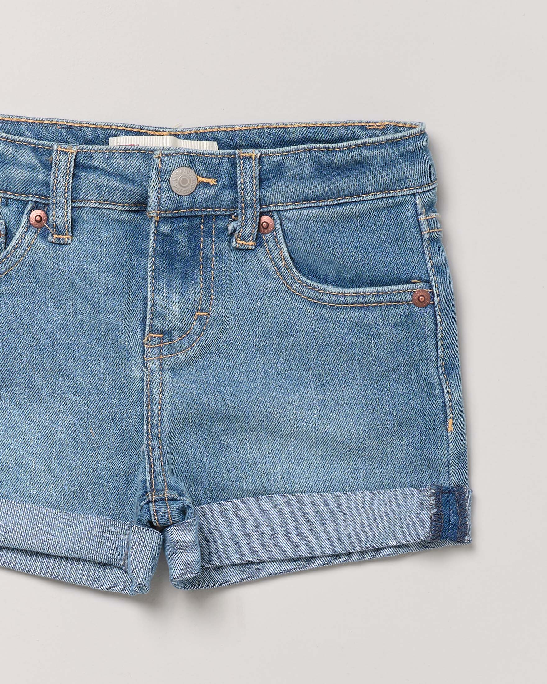 Short in denim blu lavaggio medio stone washed con risvolto al fondo 
