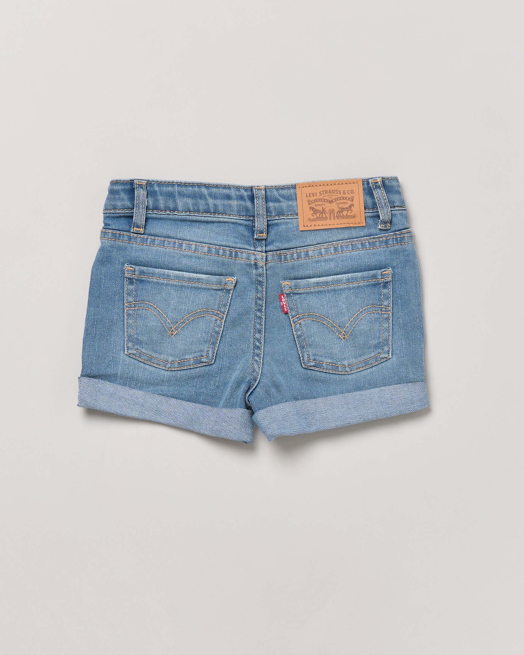Short in denim blu lavaggio medio stone washed con risvolto al fondo 