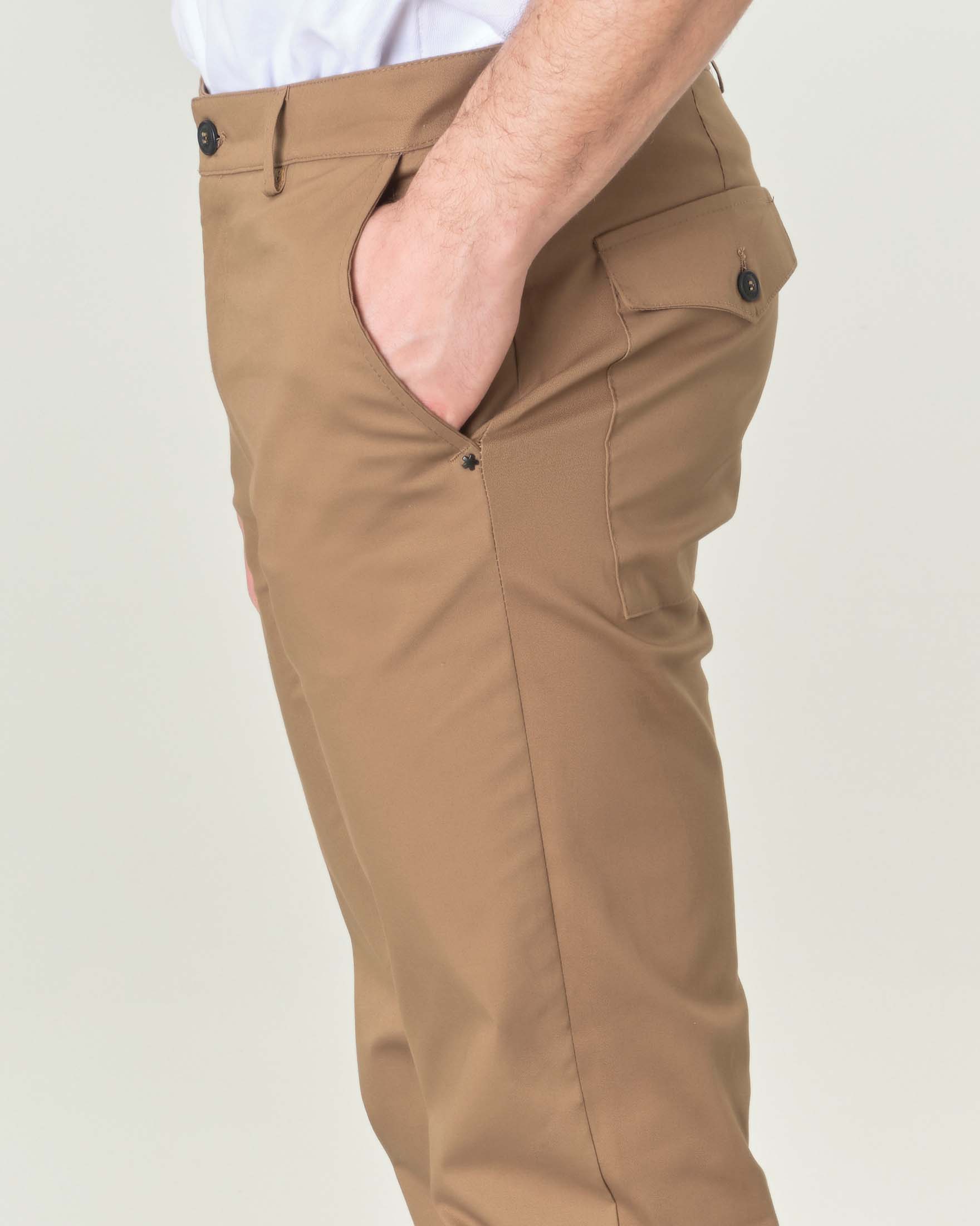 Pantalone cammello in cotone stretch con maxi tasche sul retro image