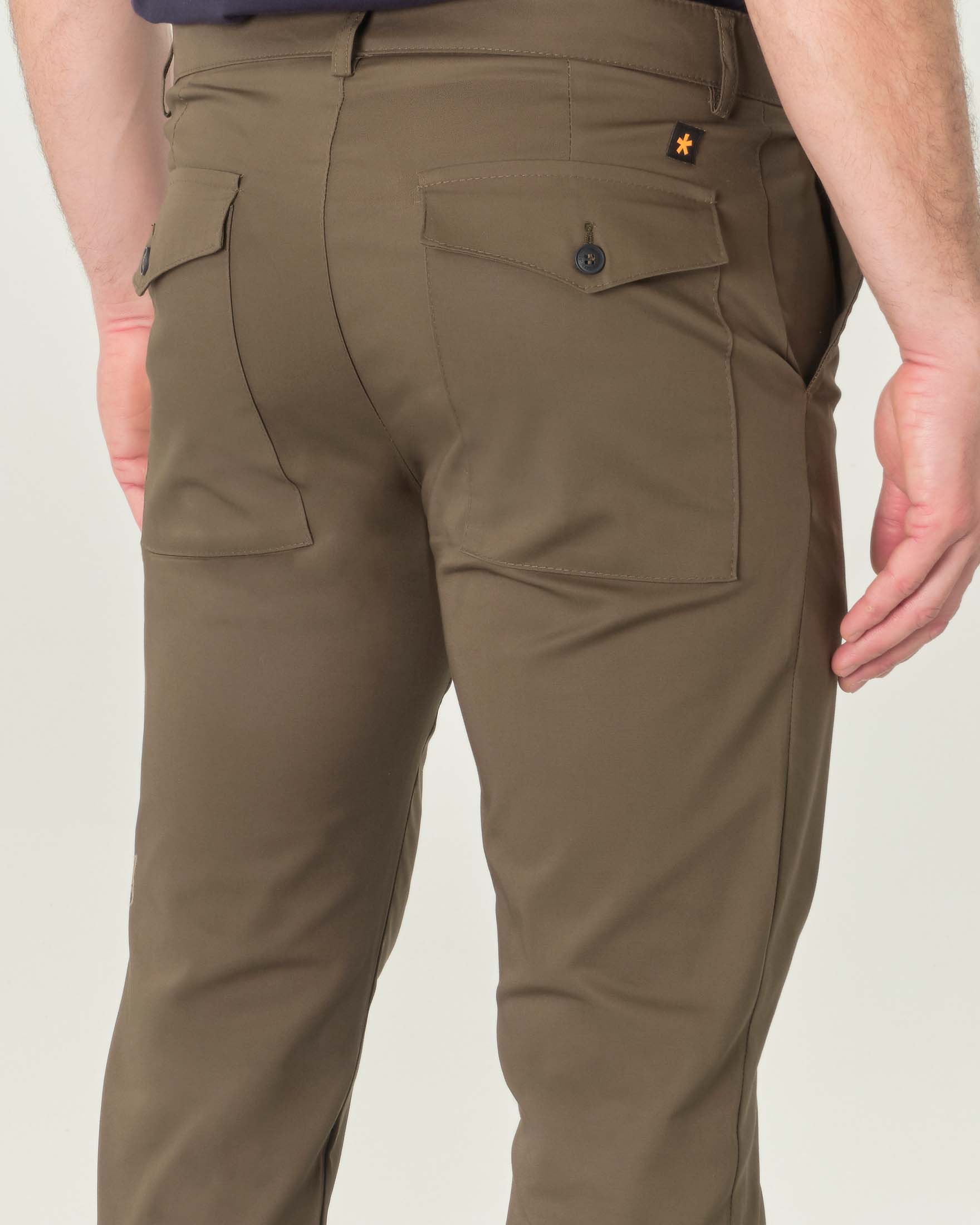 Pantalone color fango in cotone stretch con maxi tasche sul retro image