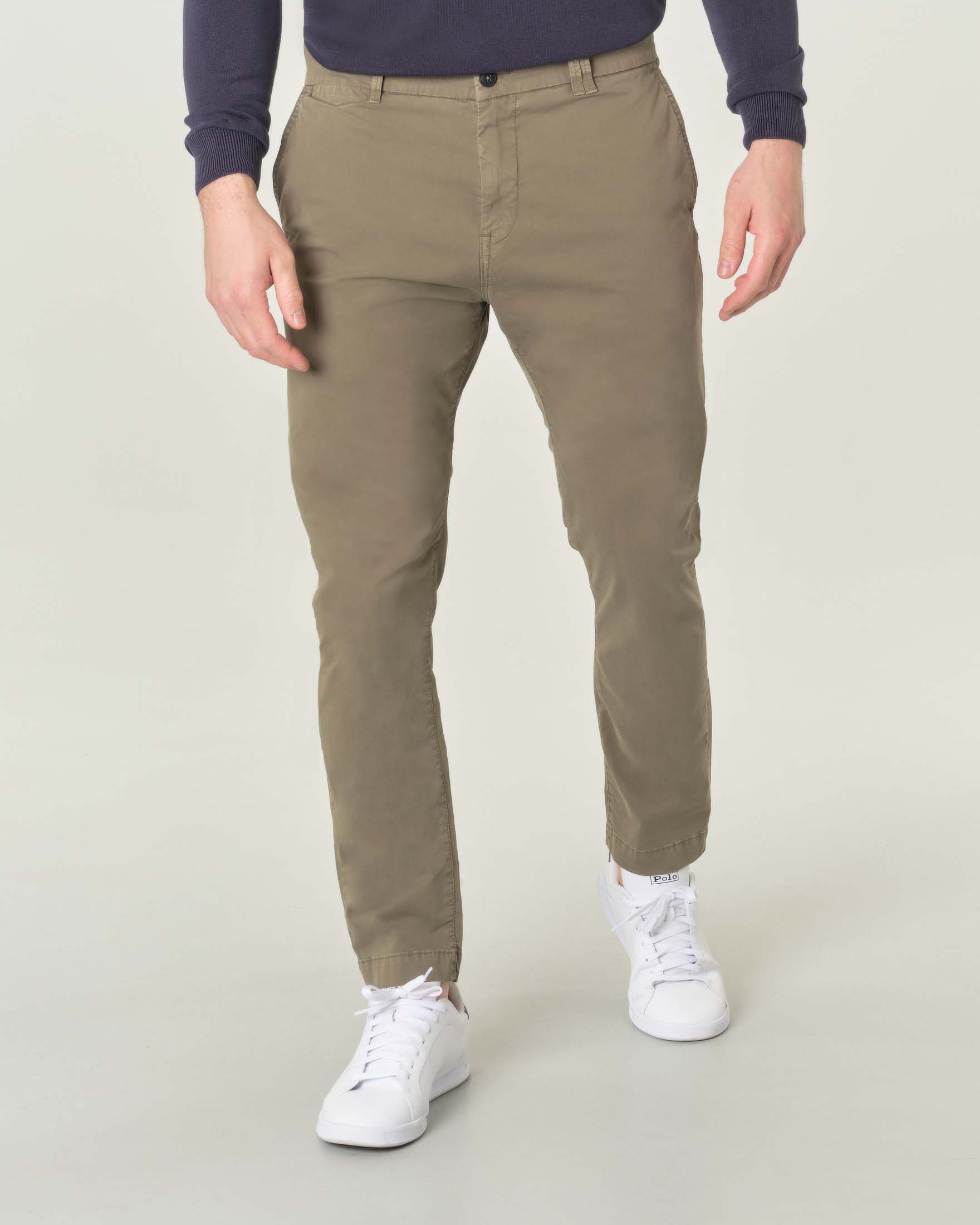 Pantalone chino tapered verde militare in gabardina di cotone stretch