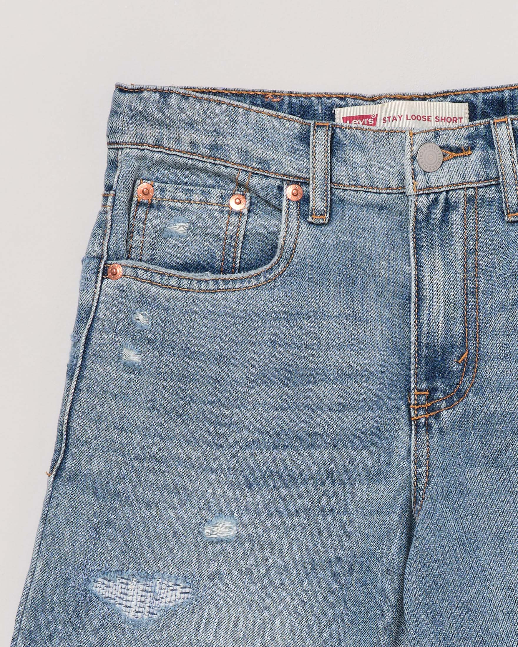 Bermuda in denim blu lavaggio chiaro con rotture ed abrasioni 10-16 anni image