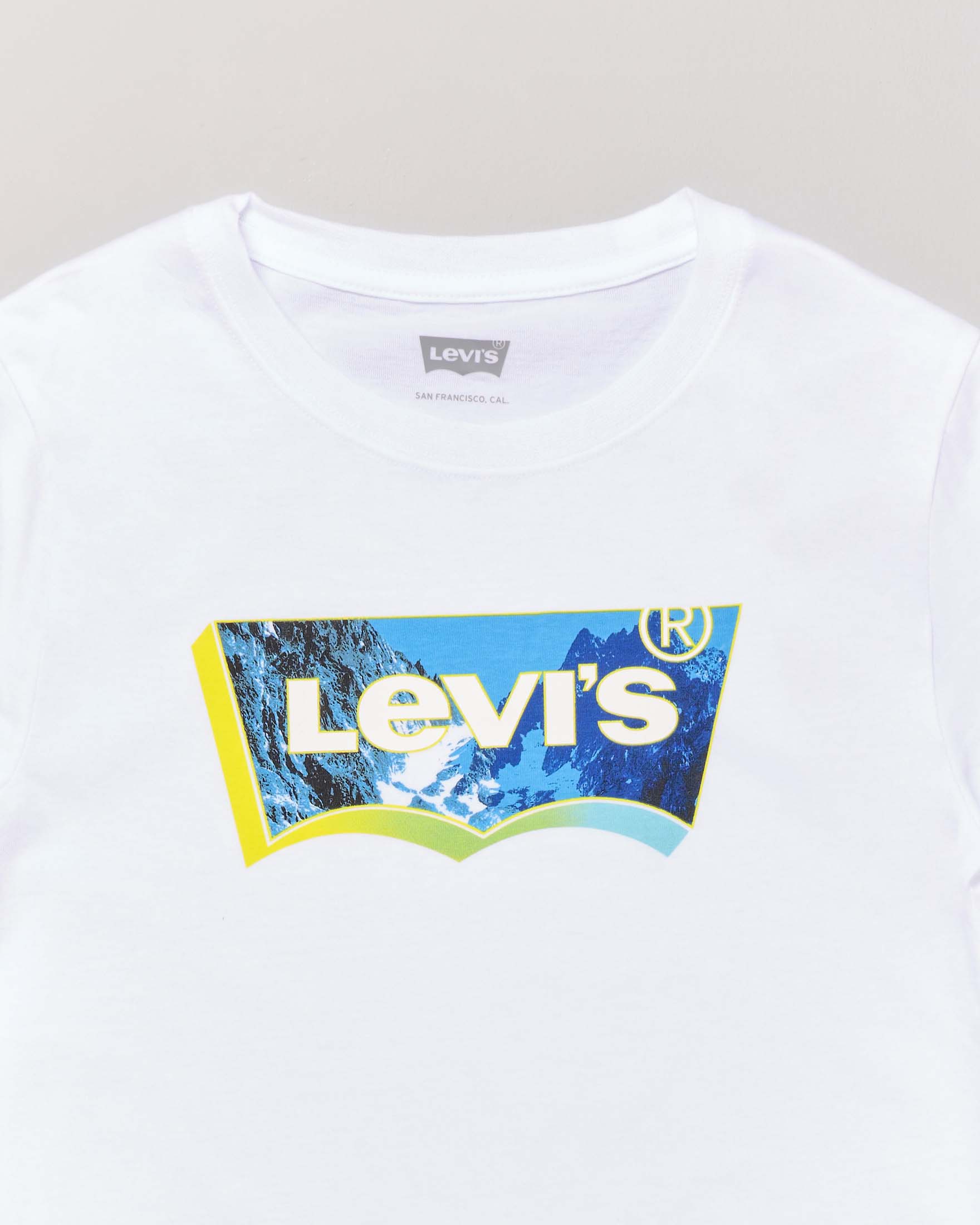 T-shirt bianca in cotone a mezza manica con logo batwing 3D in grafica montagna azzurra 10-16 anni image