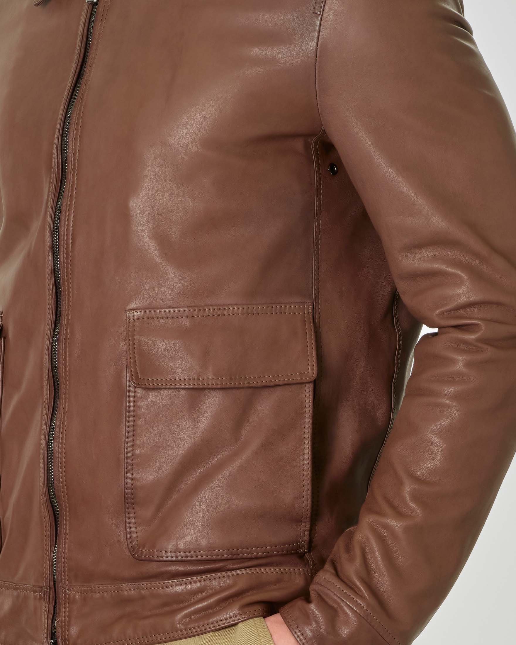 Giubbino marrone in pelle con tasche applicate image