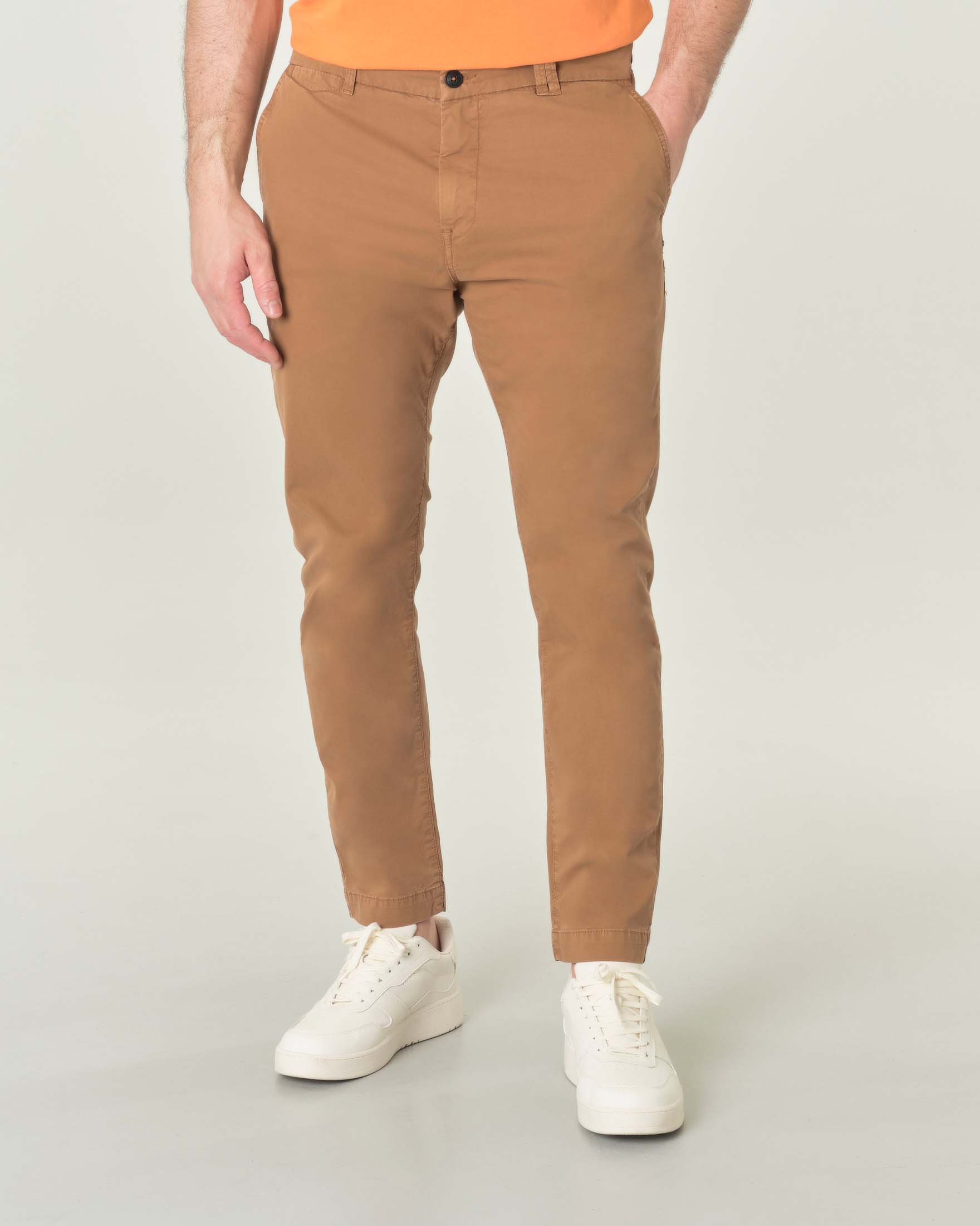 Pantalone chino tapered cammello in gabardina di cotone stretch