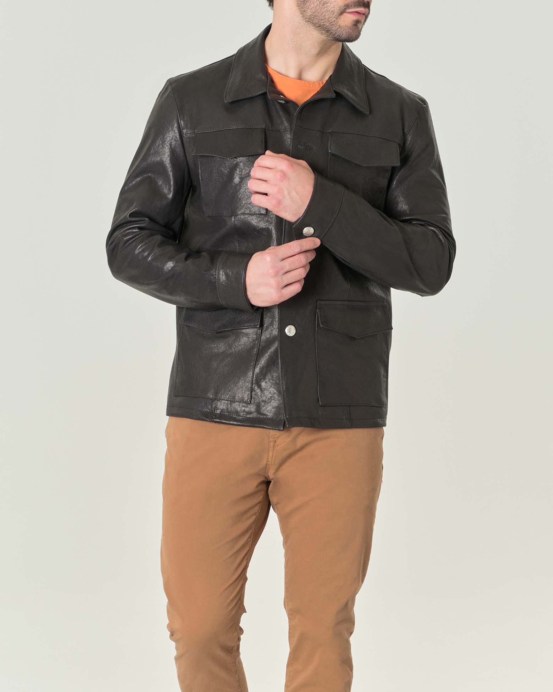 Field jacket nera in pelle con chiusura a bottoni