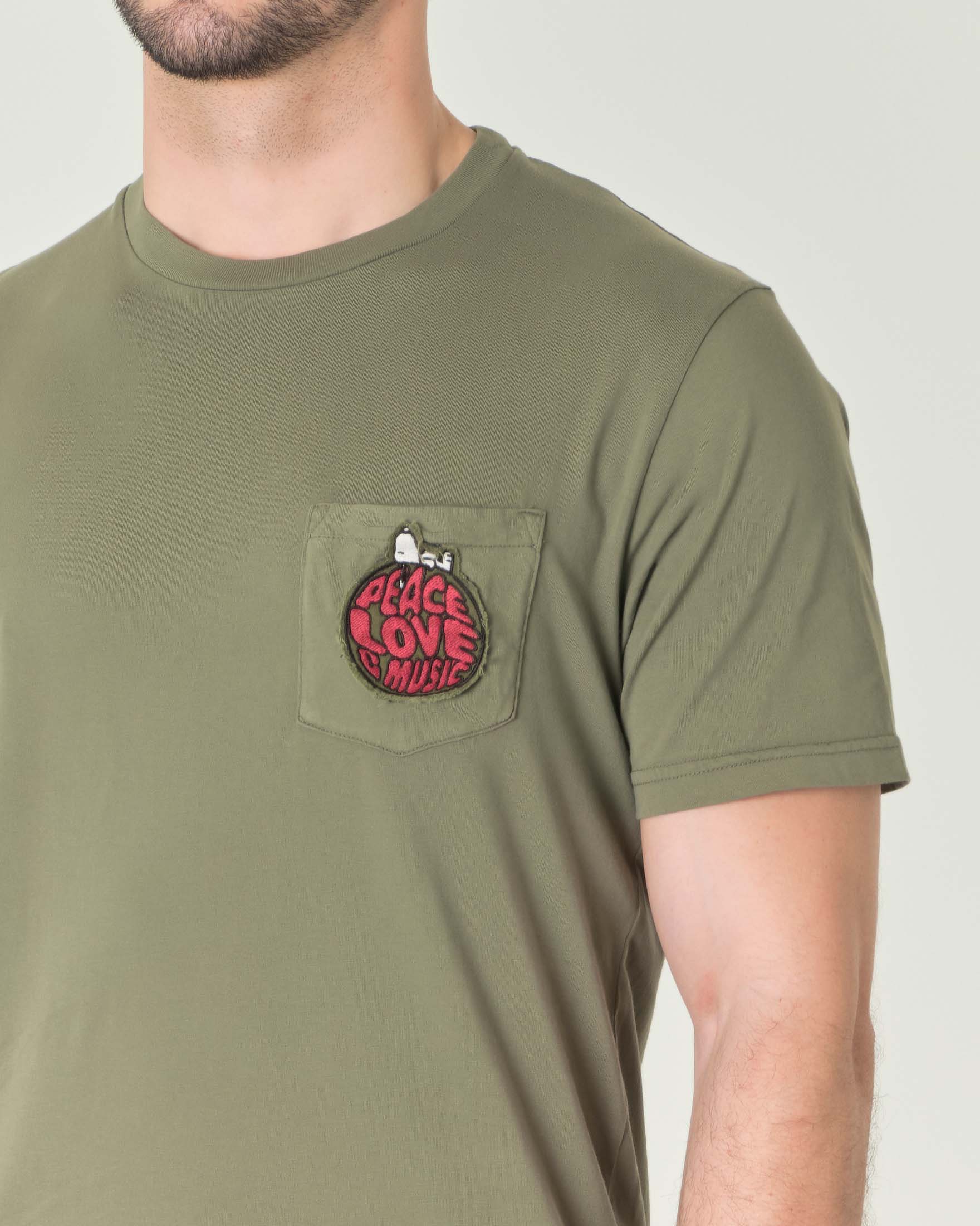 T-shirt verde militare mezza manica con taschino e ricamo Snoopy image